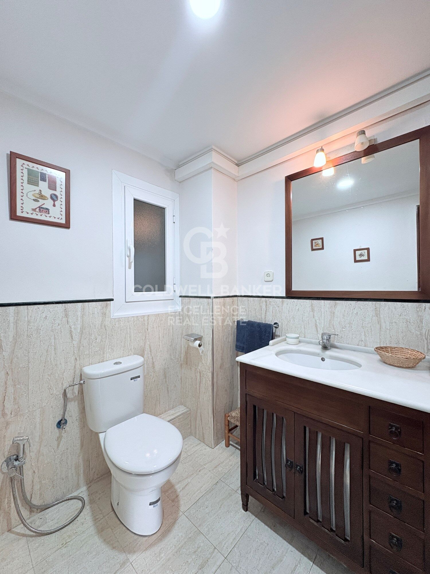 Bright apartment with great potential in the historic center of Valencia.