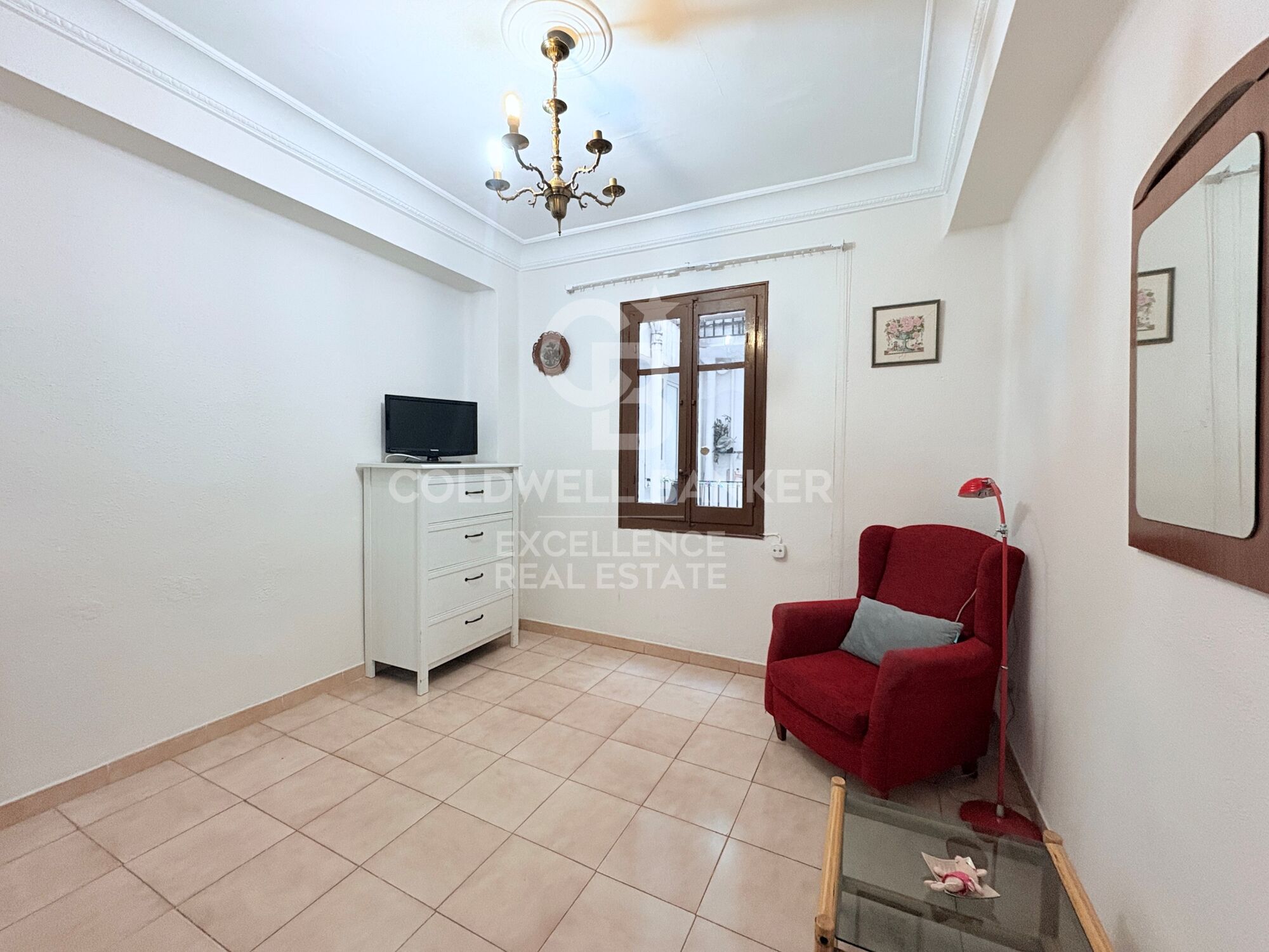 Bright apartment with great potential in the historic center of Valencia.