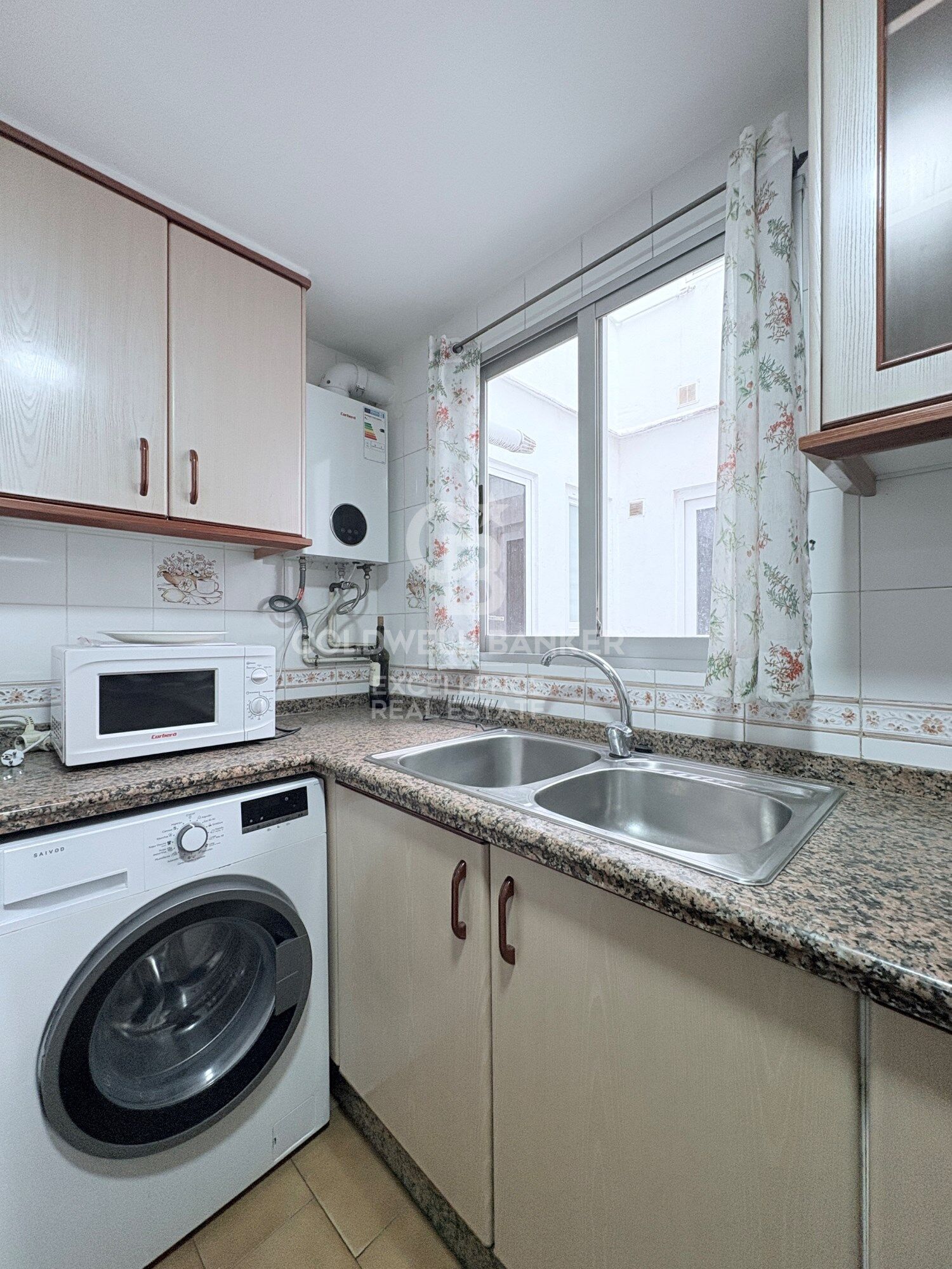 Bright apartment with great potential in the historic center of Valencia.