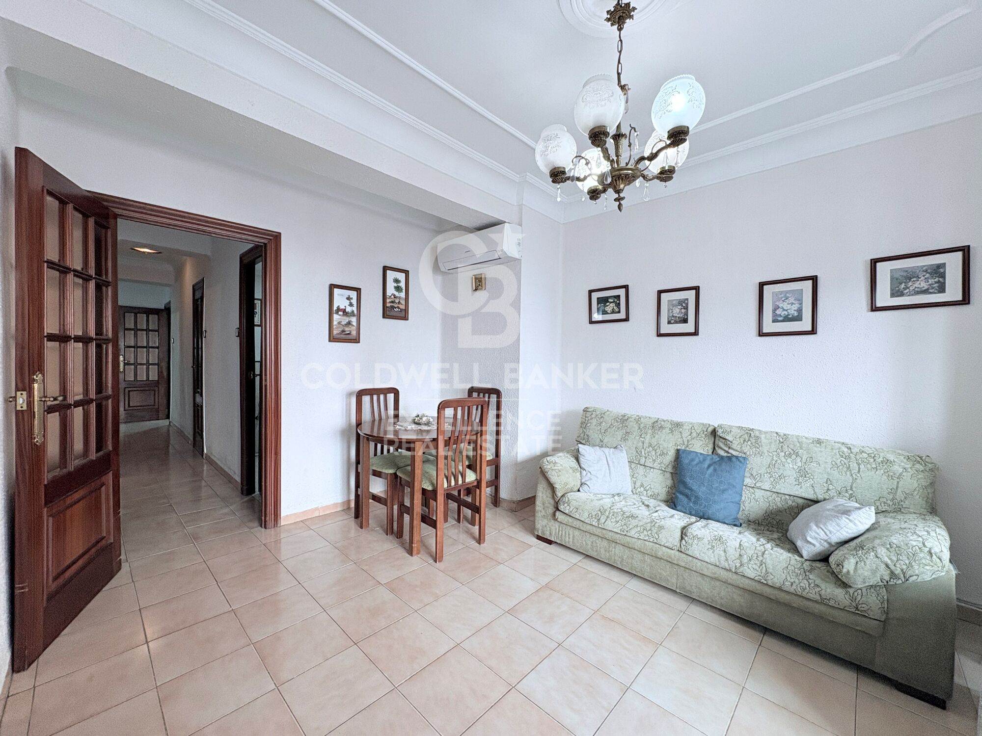 Bright apartment with great potential in the historic center of Valencia.