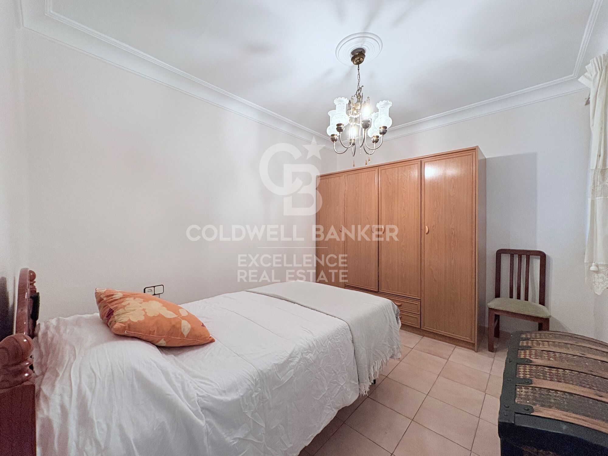 Bright apartment with great potential in the historic center of Valencia.