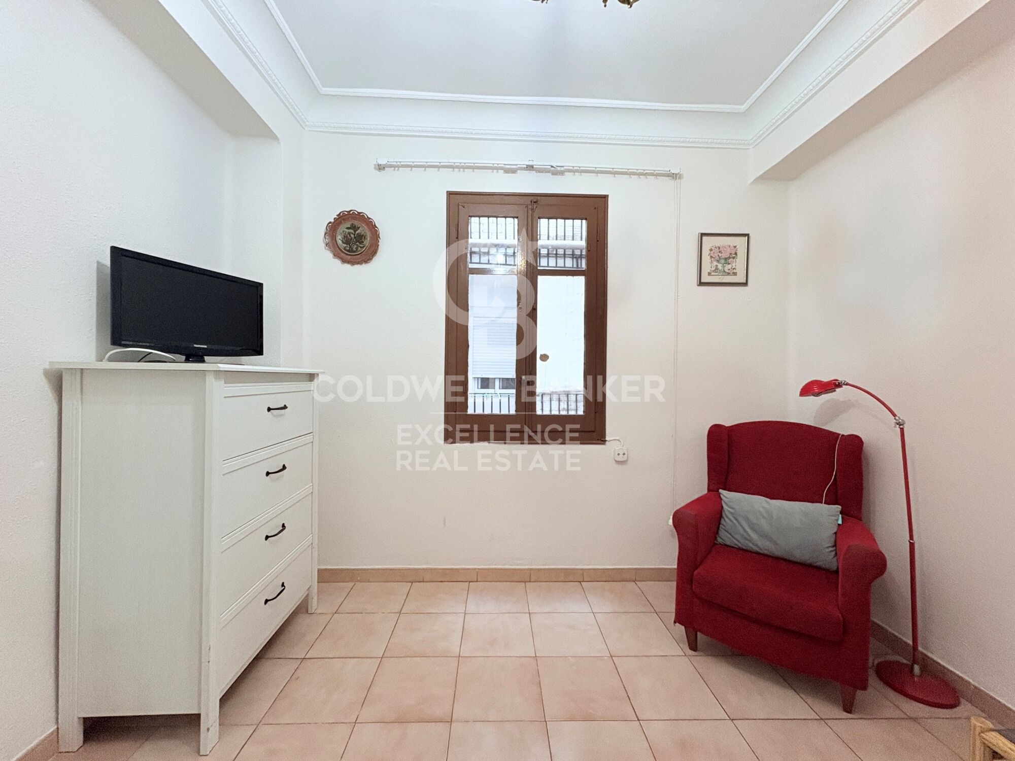 Bright apartment with great potential in the historic center of Valencia.