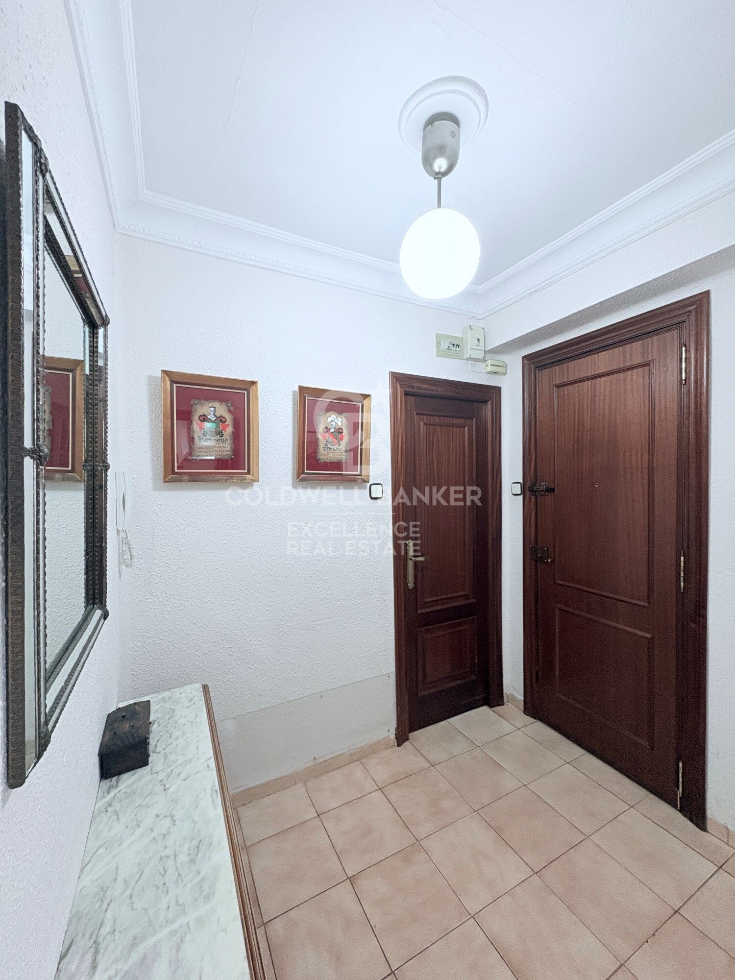 Bright apartment with great potential in the historic center of Valencia.