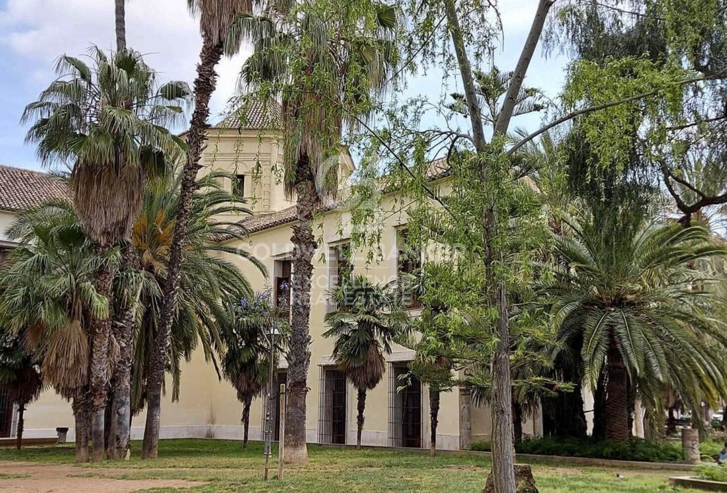 Bright apartment with great potential in the historic center of Valencia.
