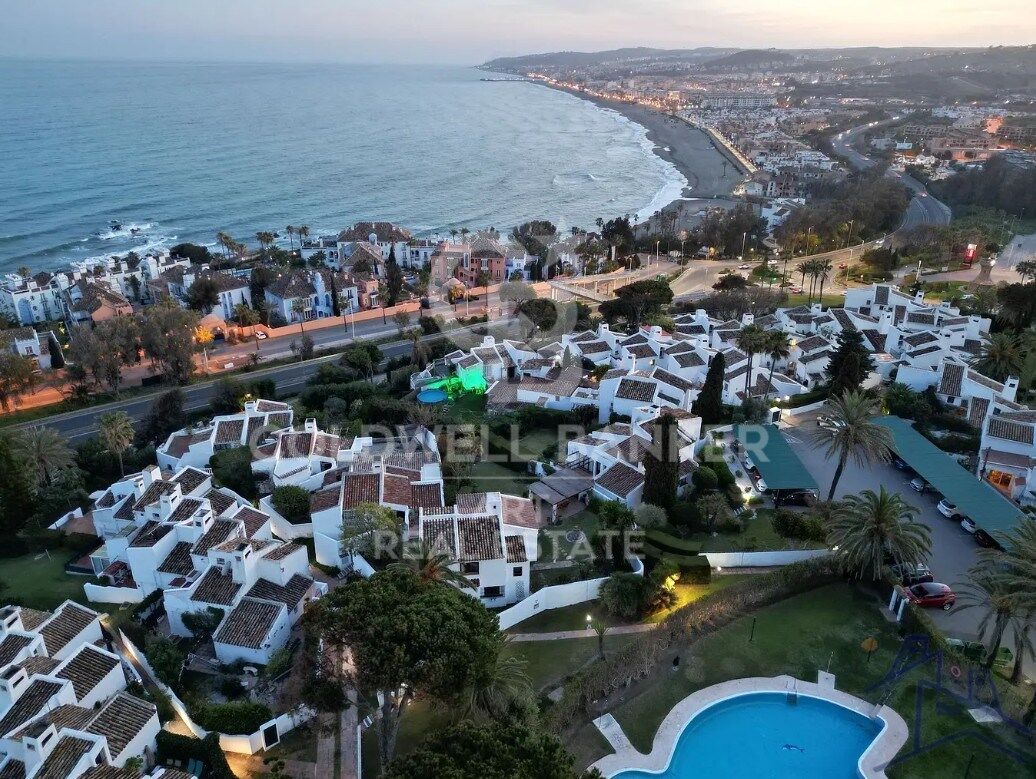 Exklusive Luxusvilla mit Infinity-Pool und Blick auf den Golfplatz