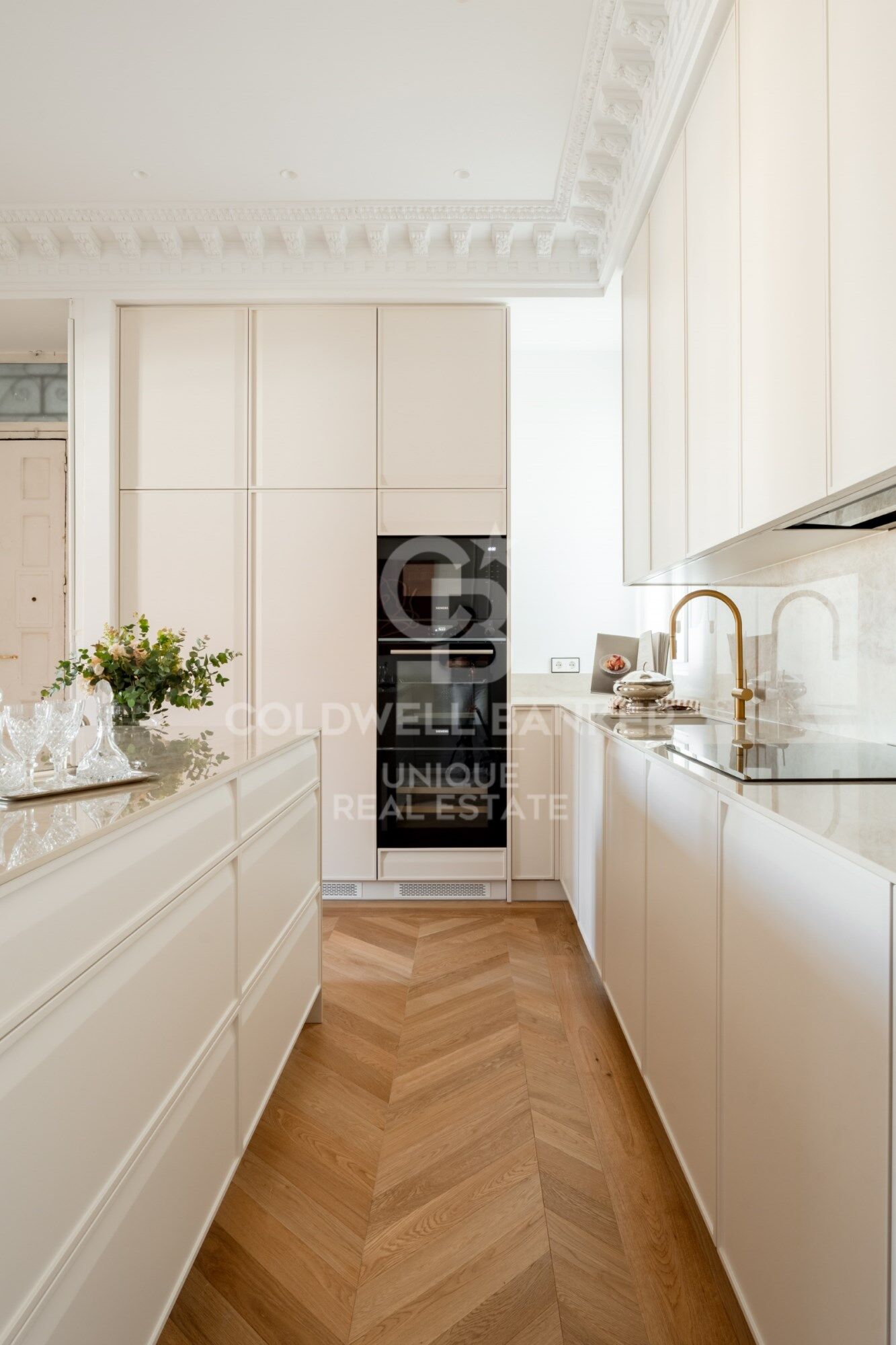 Renovated exterior flat in Castellana, Madrid