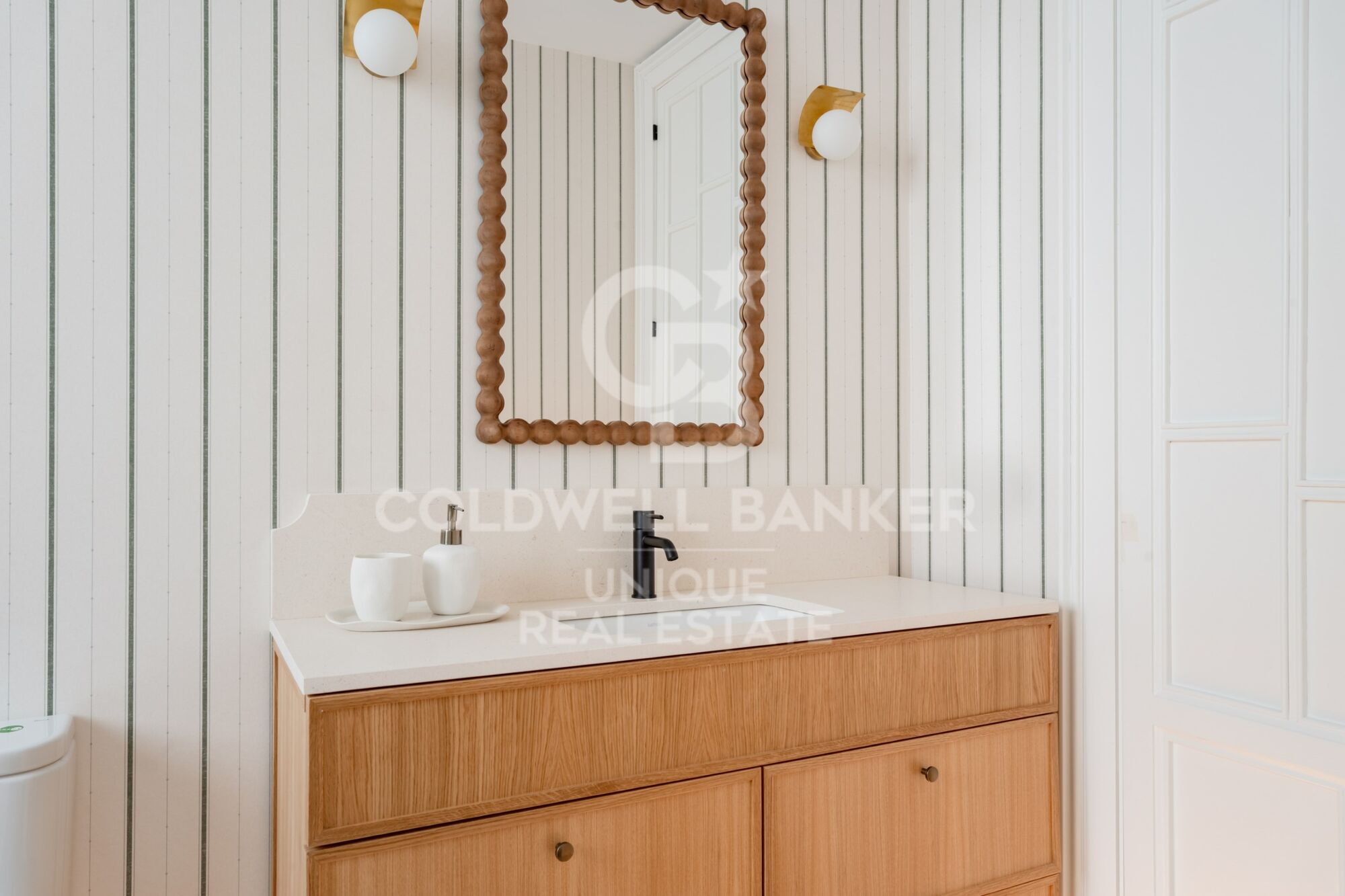 Renovated exterior flat in Castellana, Madrid