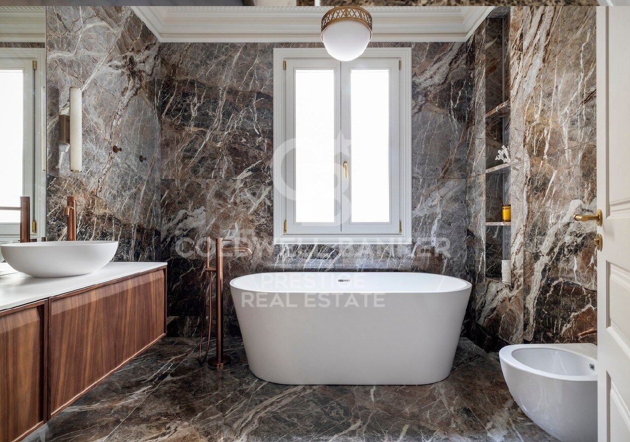 LUXURY PENTHOUSE NEXT TO PASSEIG DE GRÀCIA - 198 SQM FULLY RENOVATED