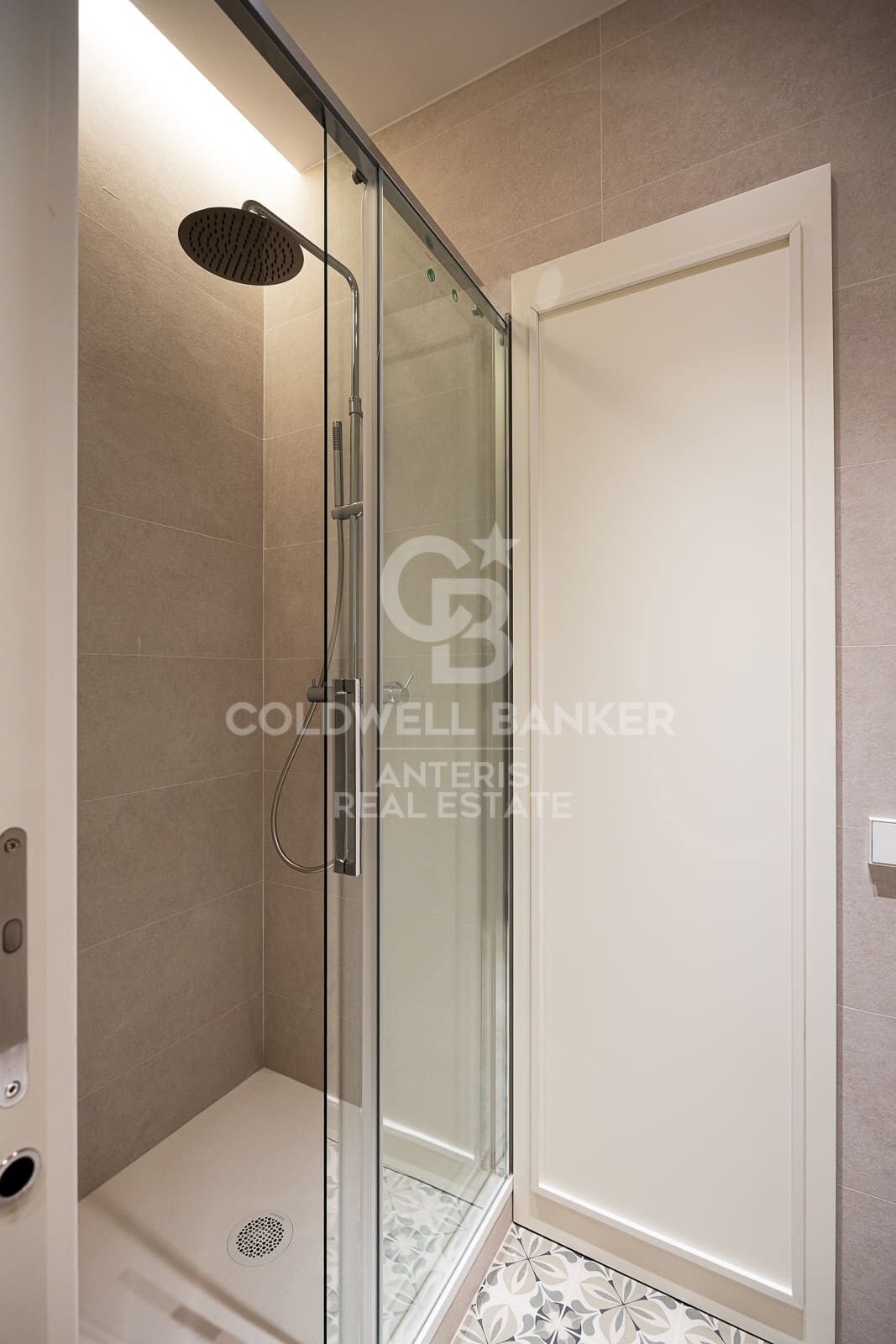 Luminoso piso exterior en finca regia en calle Aribau