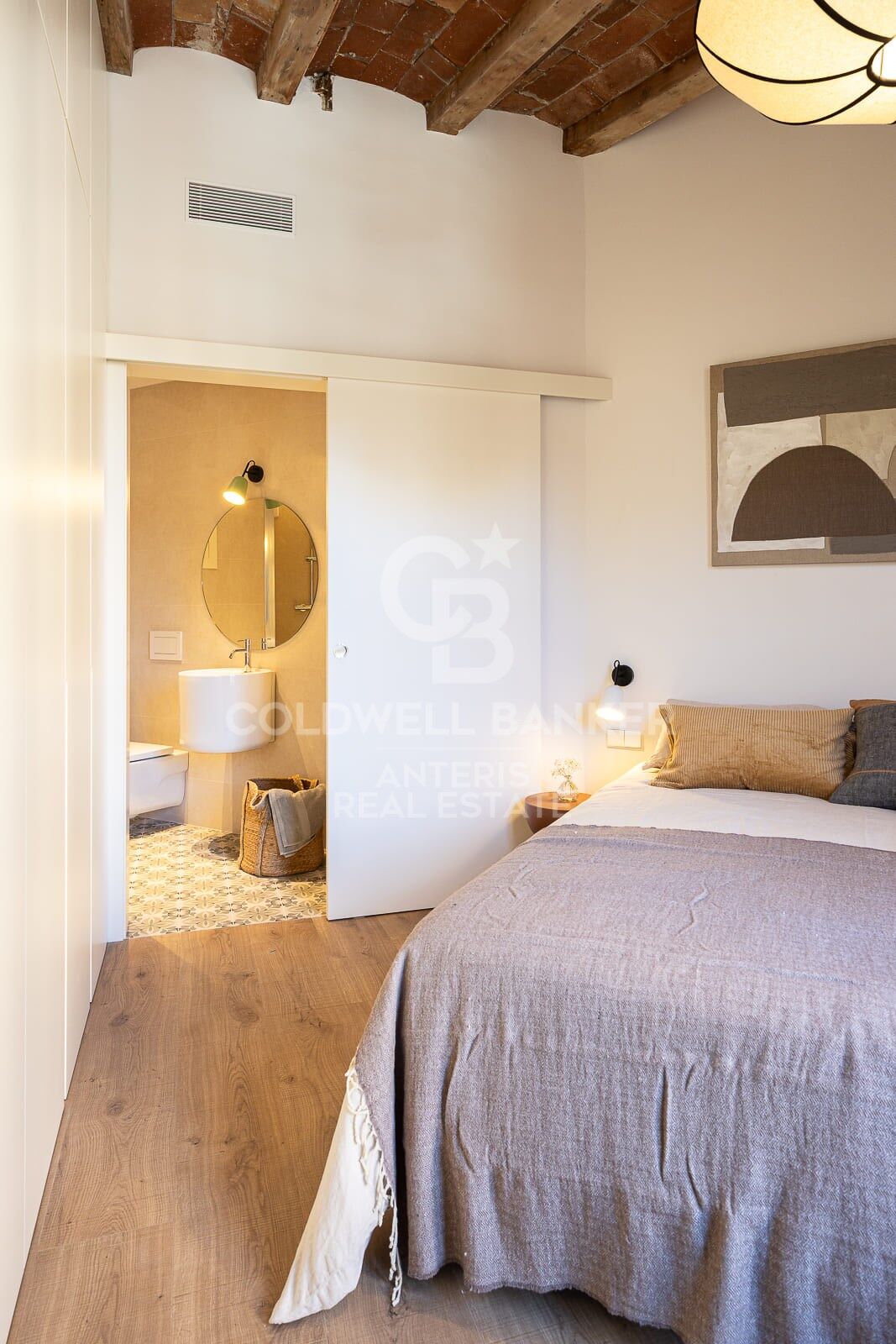 Bright exterior apartment in a classic period building on Aribau Street