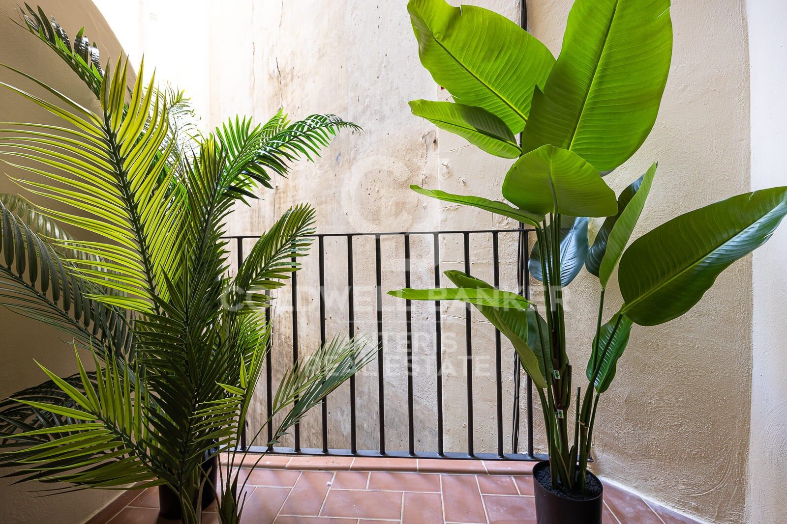 Luminoso piso exterior en finca regia en calle Aribau