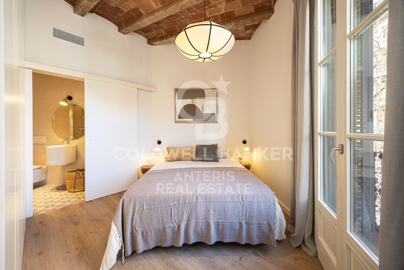 Bright exterior apartment in a classic period building on Aribau Street