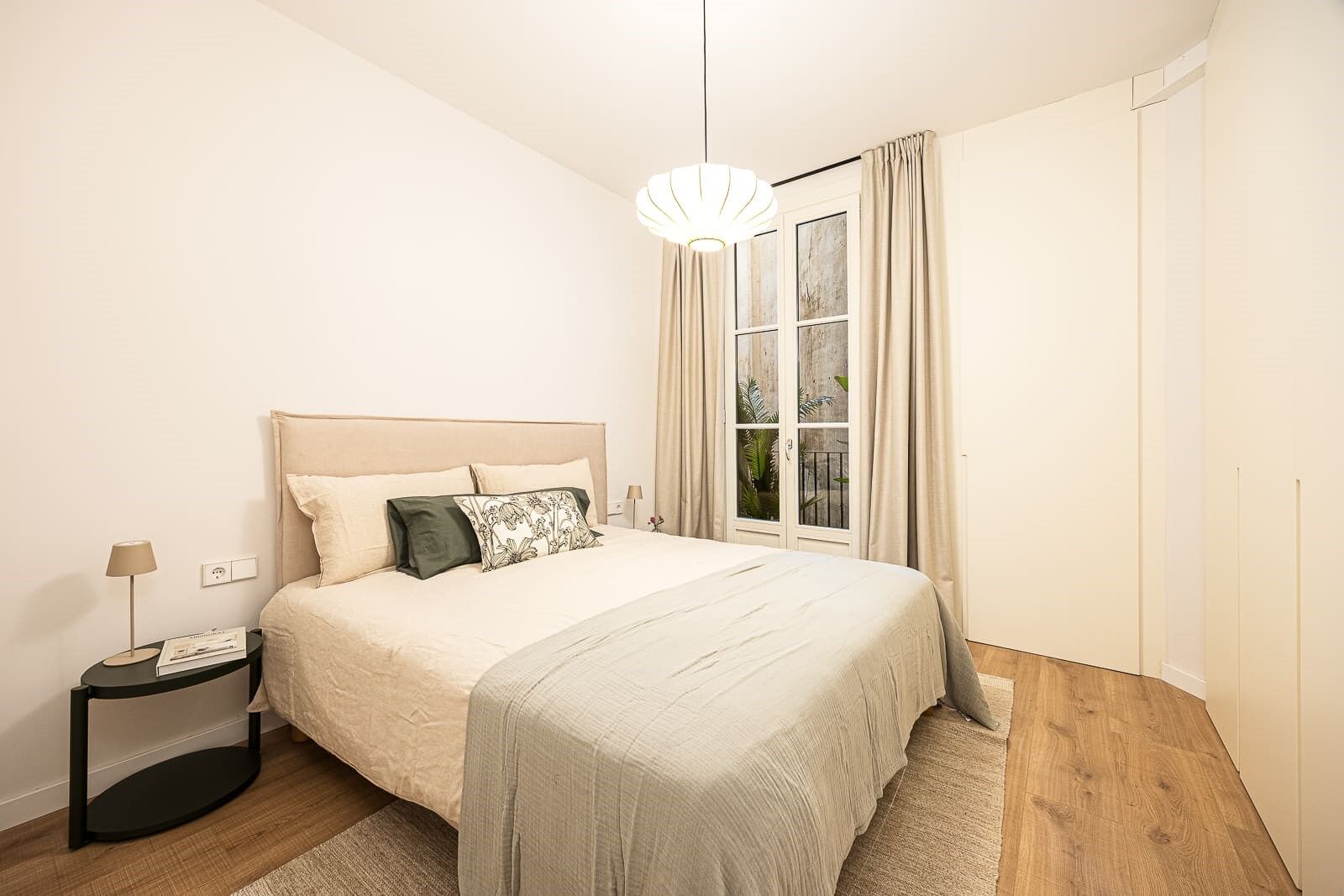 Bright exterior apartment in a classic period building on Aribau Street