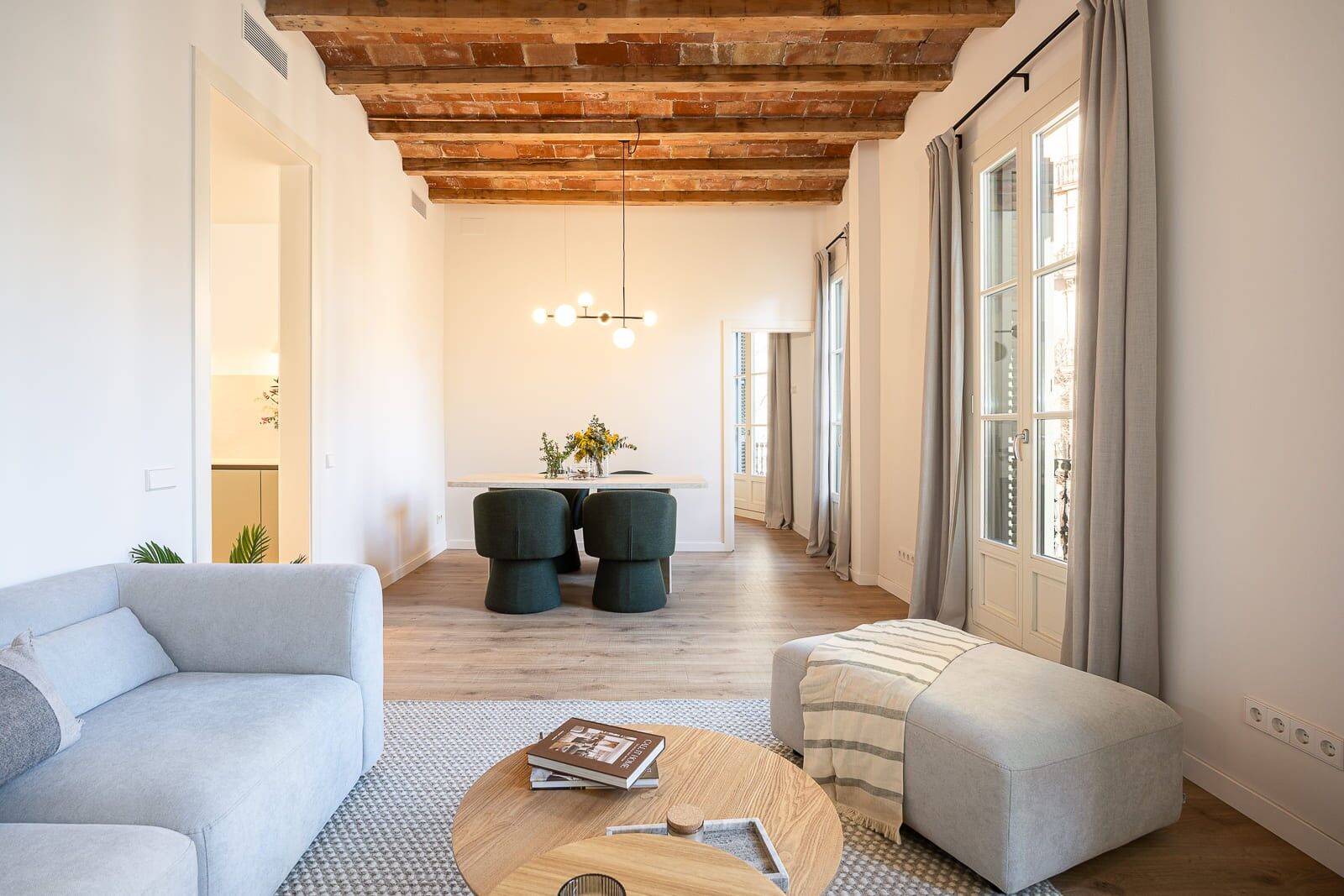 Bright exterior apartment in a classic period building on Aribau Street