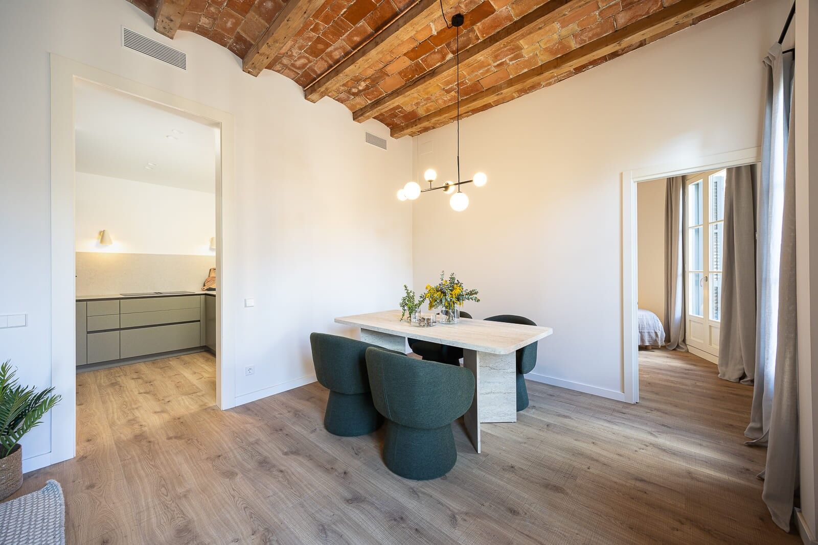 Bright exterior apartment in a classic period building on Aribau Street