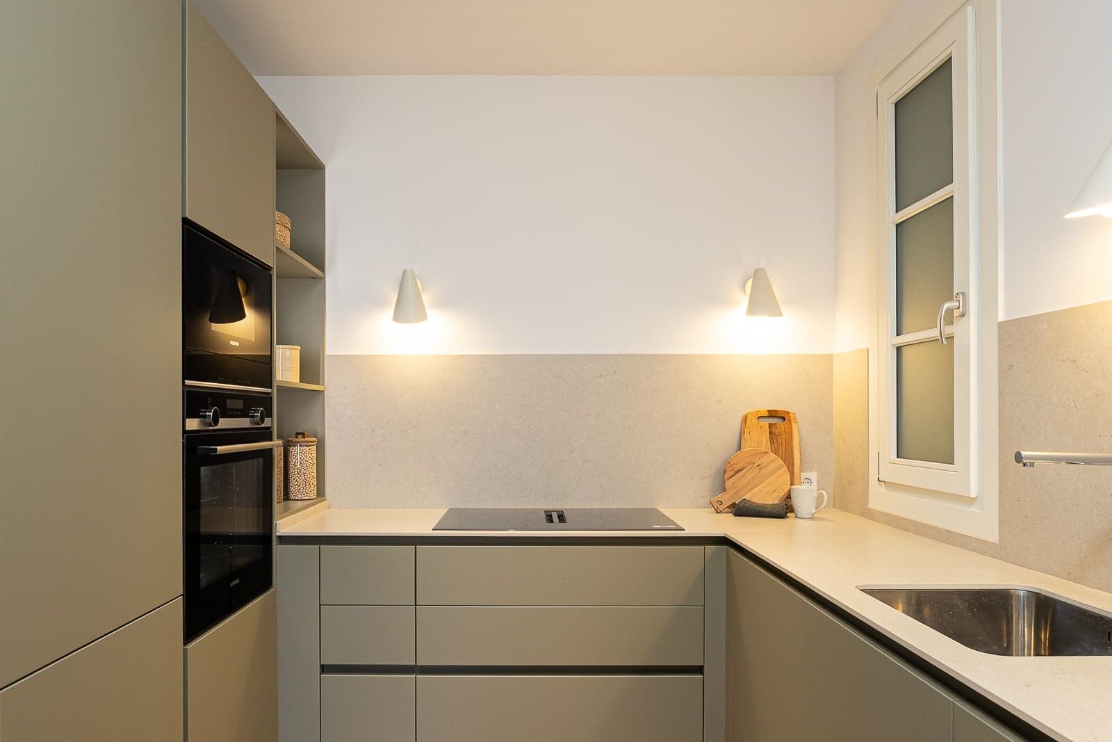 Bright exterior apartment in a classic period building on Aribau Street