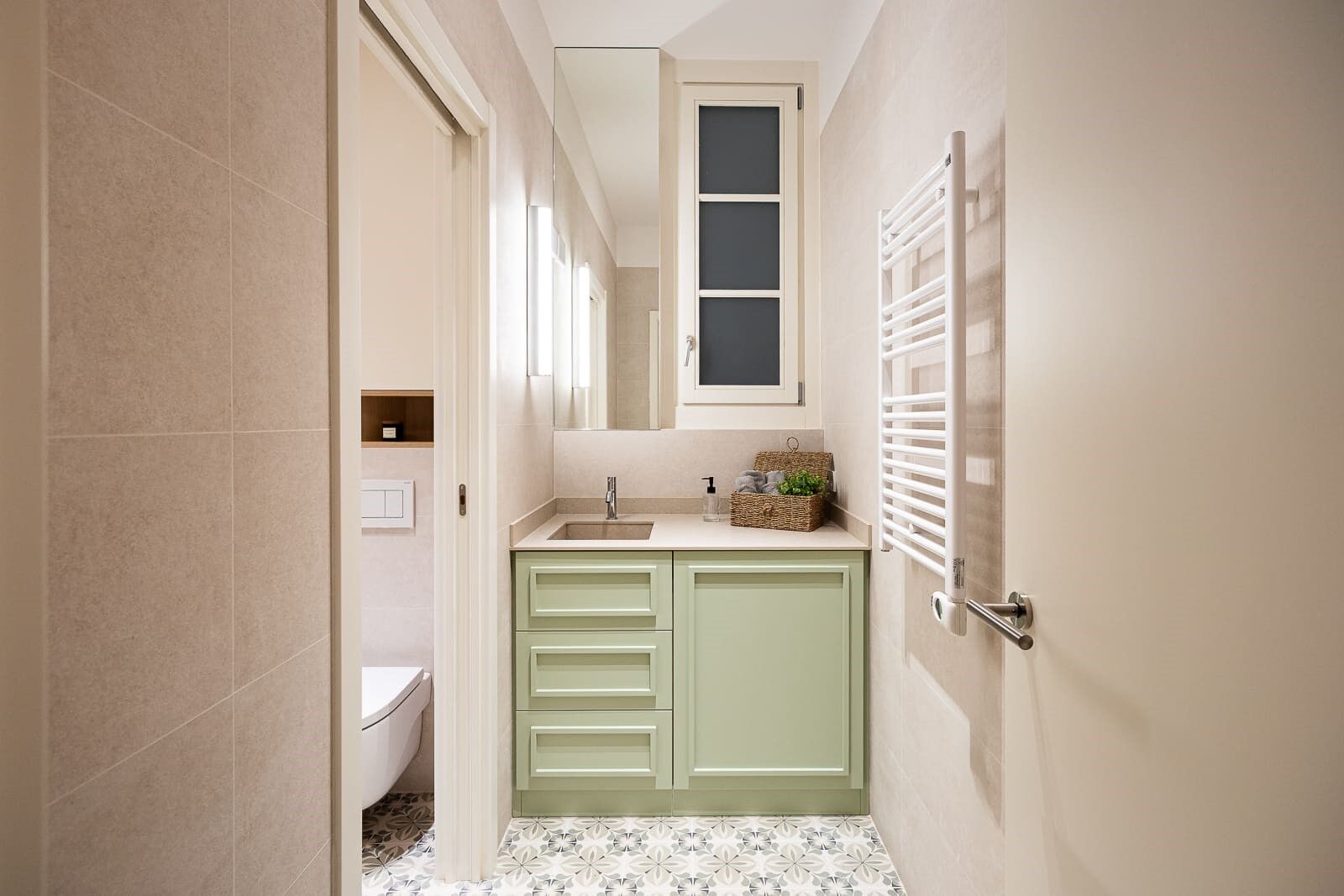 Bright exterior apartment in a classic period building on Aribau Street
