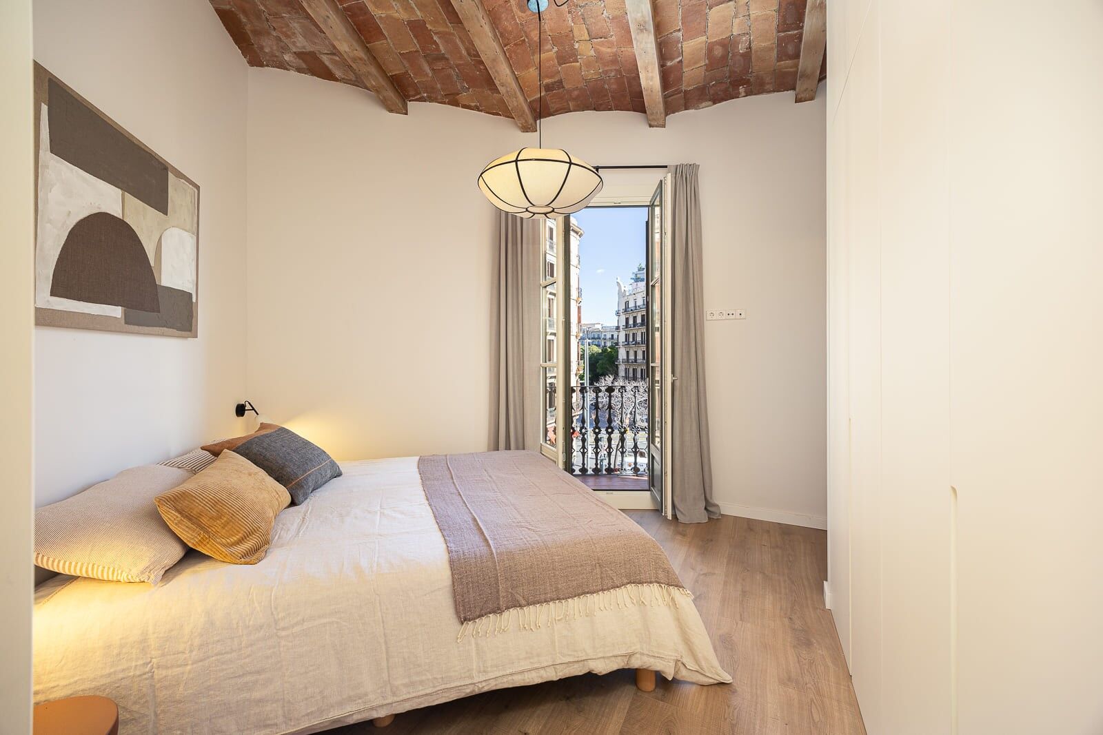 Bright exterior apartment in a classic period building on Aribau Street