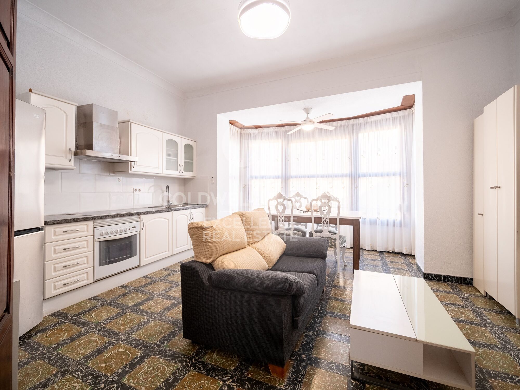 Majestuosa casa de pueblo con amplias terrazas en Oliva