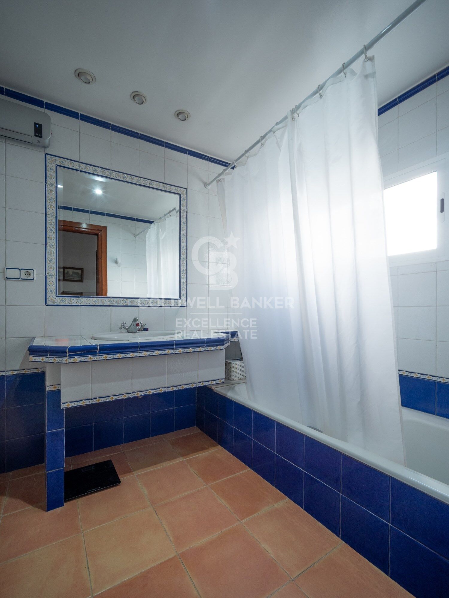 Majestuosa casa de pueblo con amplias terrazas en Oliva