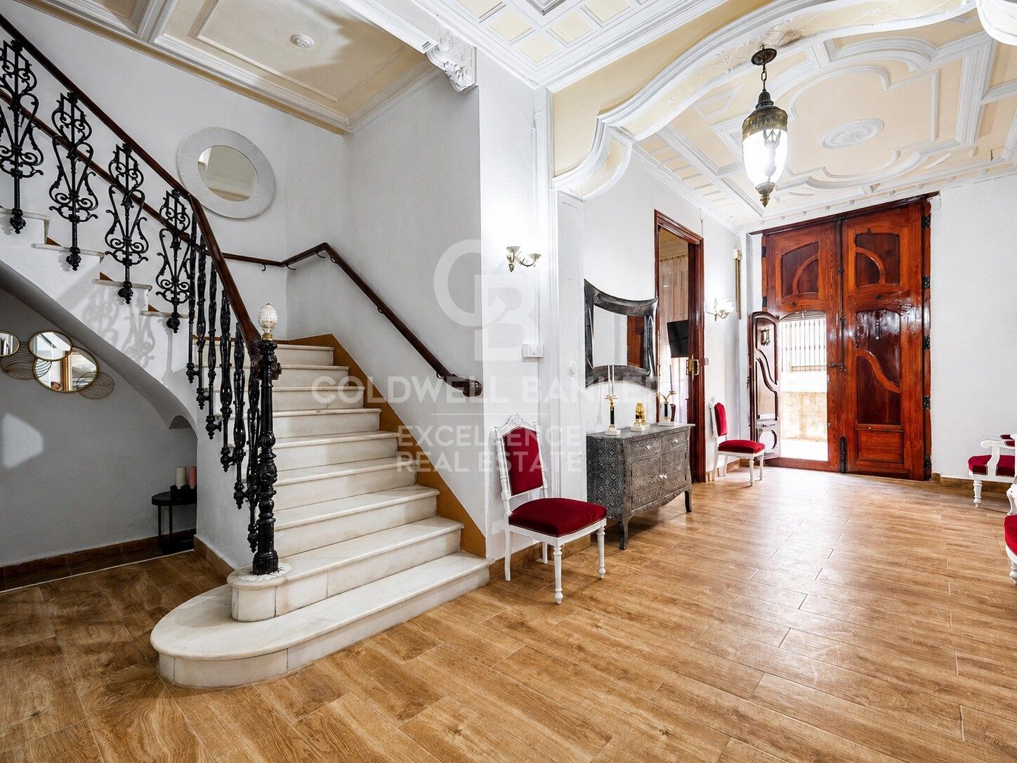 Majestätisches Haus mit 506 m², Garage, Terrassen und Potenzial zur Umwandlung in 4 unabhängige Wohneinheiten in Oliva