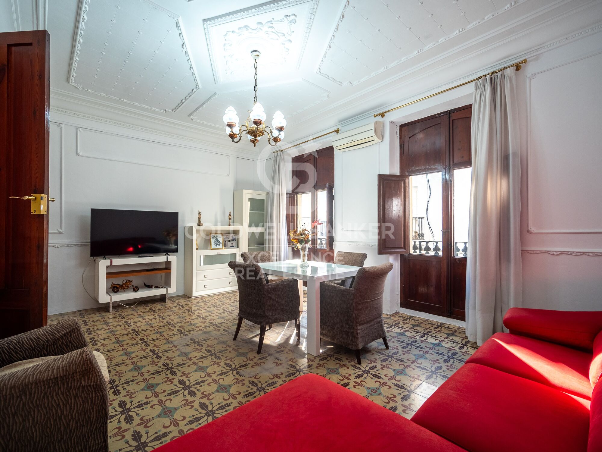 Majestätisches Haus mit 506 m², Garage, Terrassen und Potenzial zur Umwandlung in 4 unabhängige Wohneinheiten in Oliva