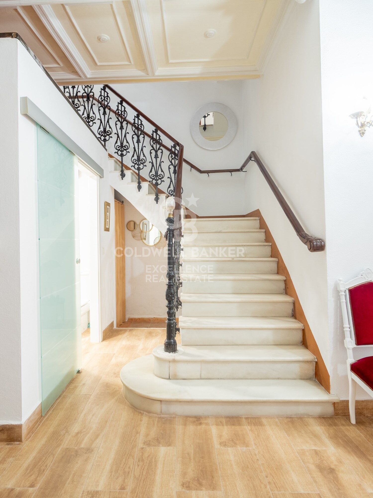 Majestuosa Casa de 506 m² con cochera, terrazas y posible conversión en 4 viviendas independientes en Oliva.