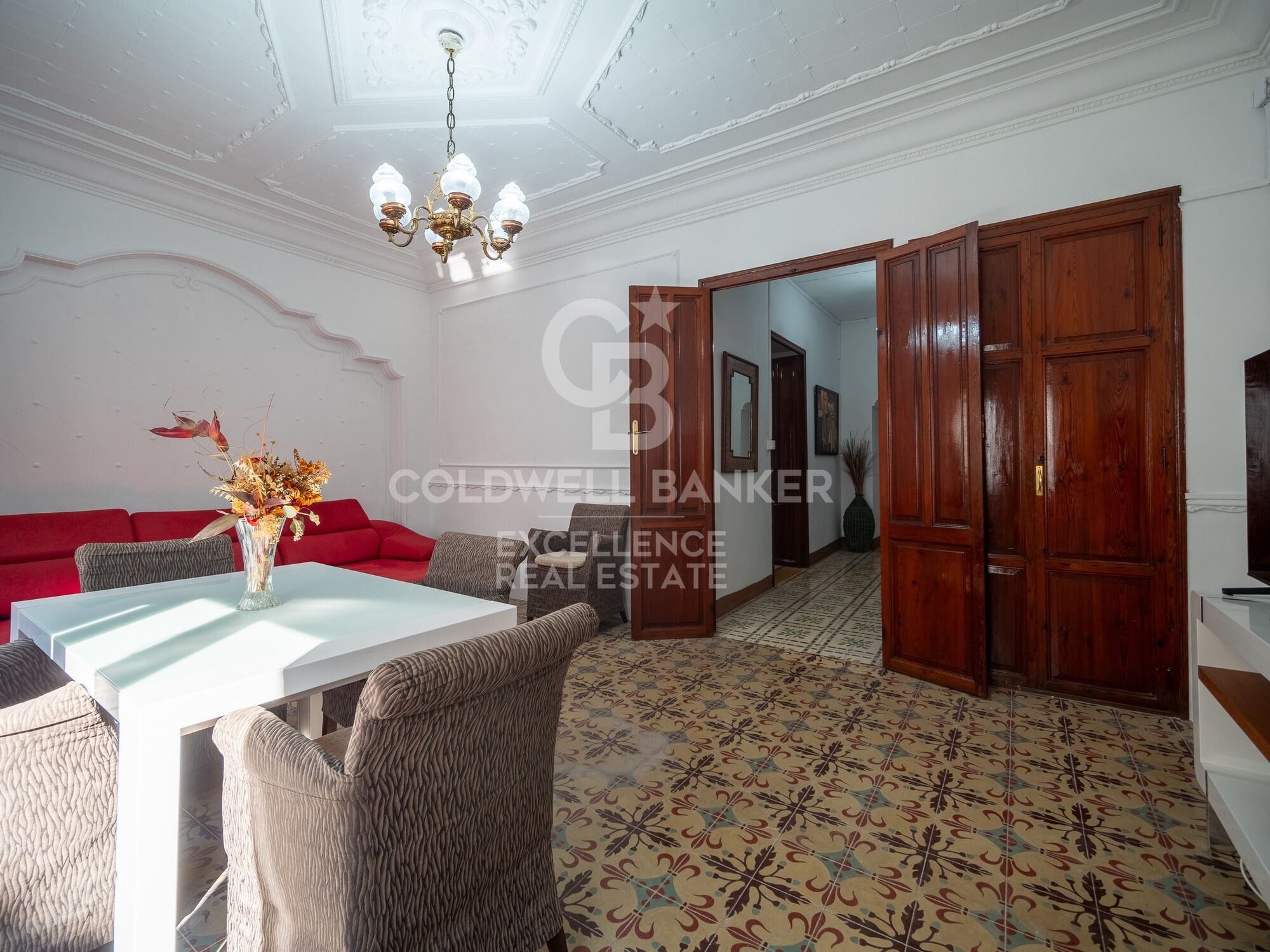 Majestuosa Casa de 506 m² con cochera, terrazas y posible conversión en 4 viviendas independientes en Oliva.