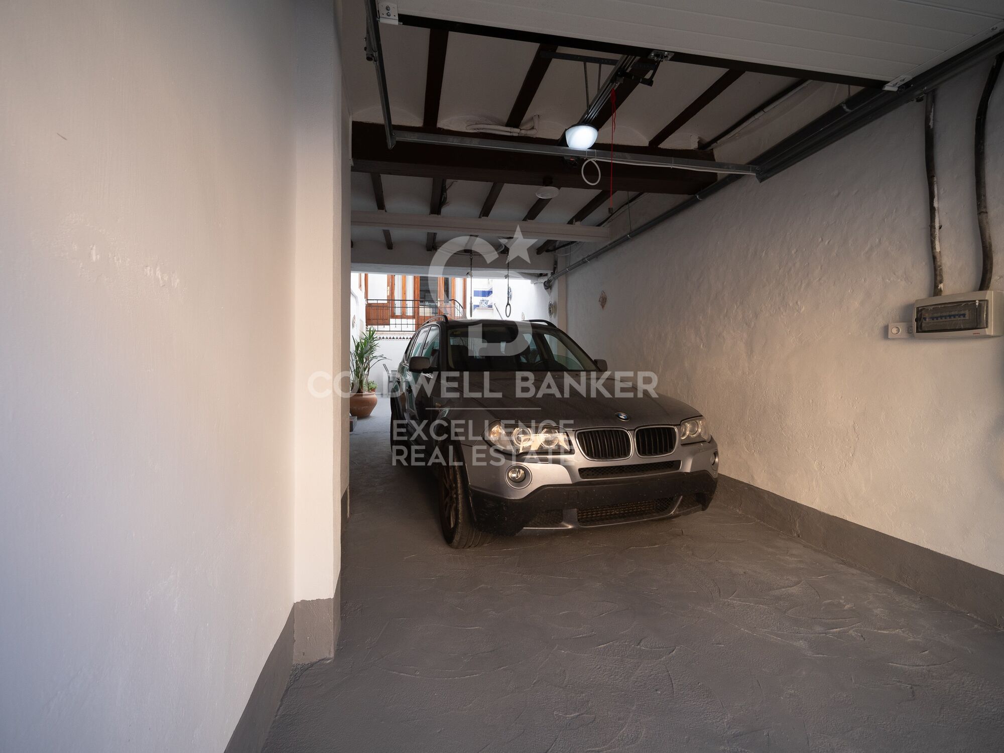 Majestuosa Casa de 506 m² con cochera, terrazas y posible conversión en 4 viviendas independientes en Oliva.
