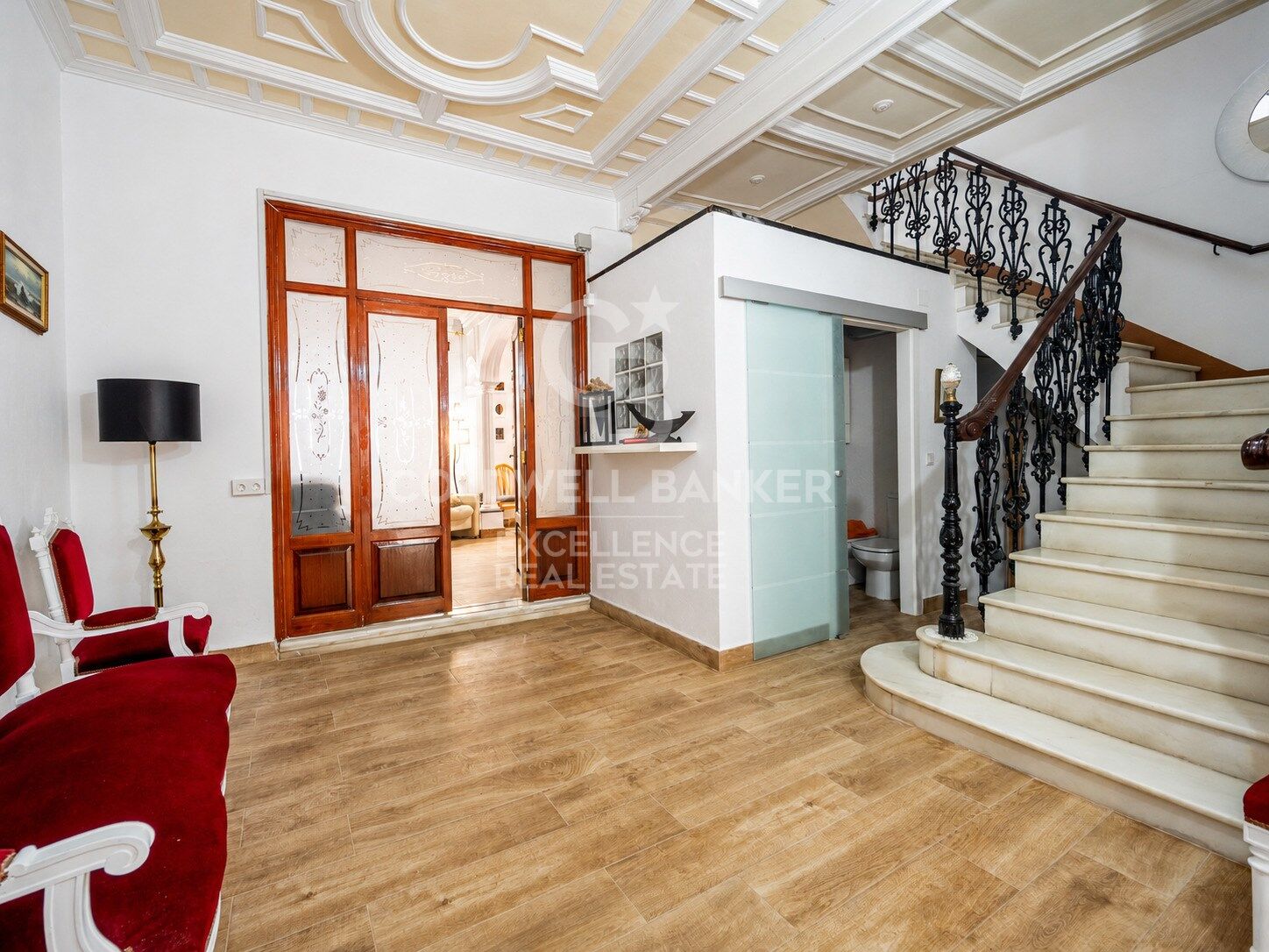Majestuosa Casa de 506 m² con cochera, terrazas y posible conversión en 4 viviendas independientes en Oliva.