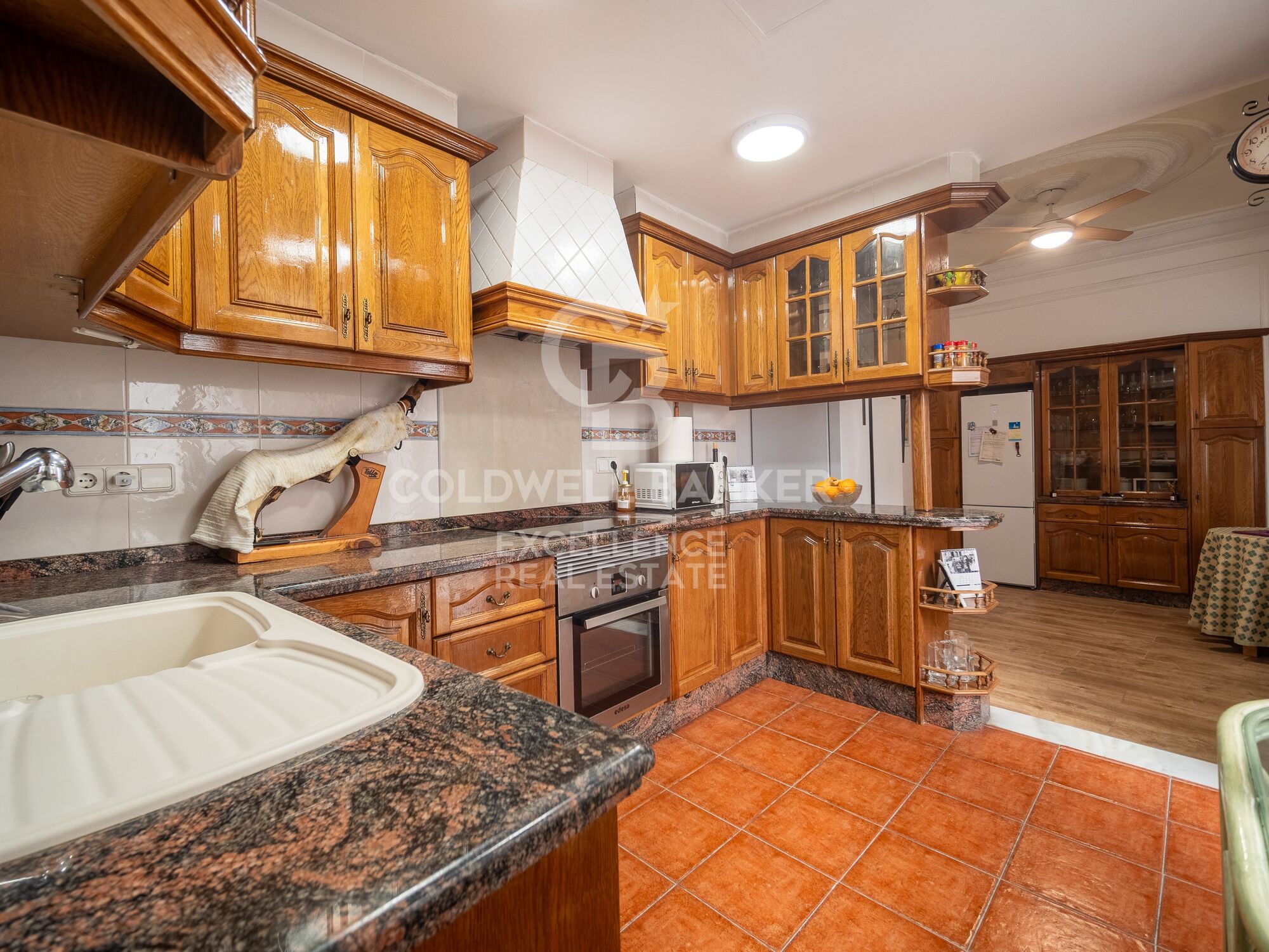 Majestuosa Casa de 506 m² con cochera, terrazas y posible conversión en 4 viviendas independientes en Oliva.