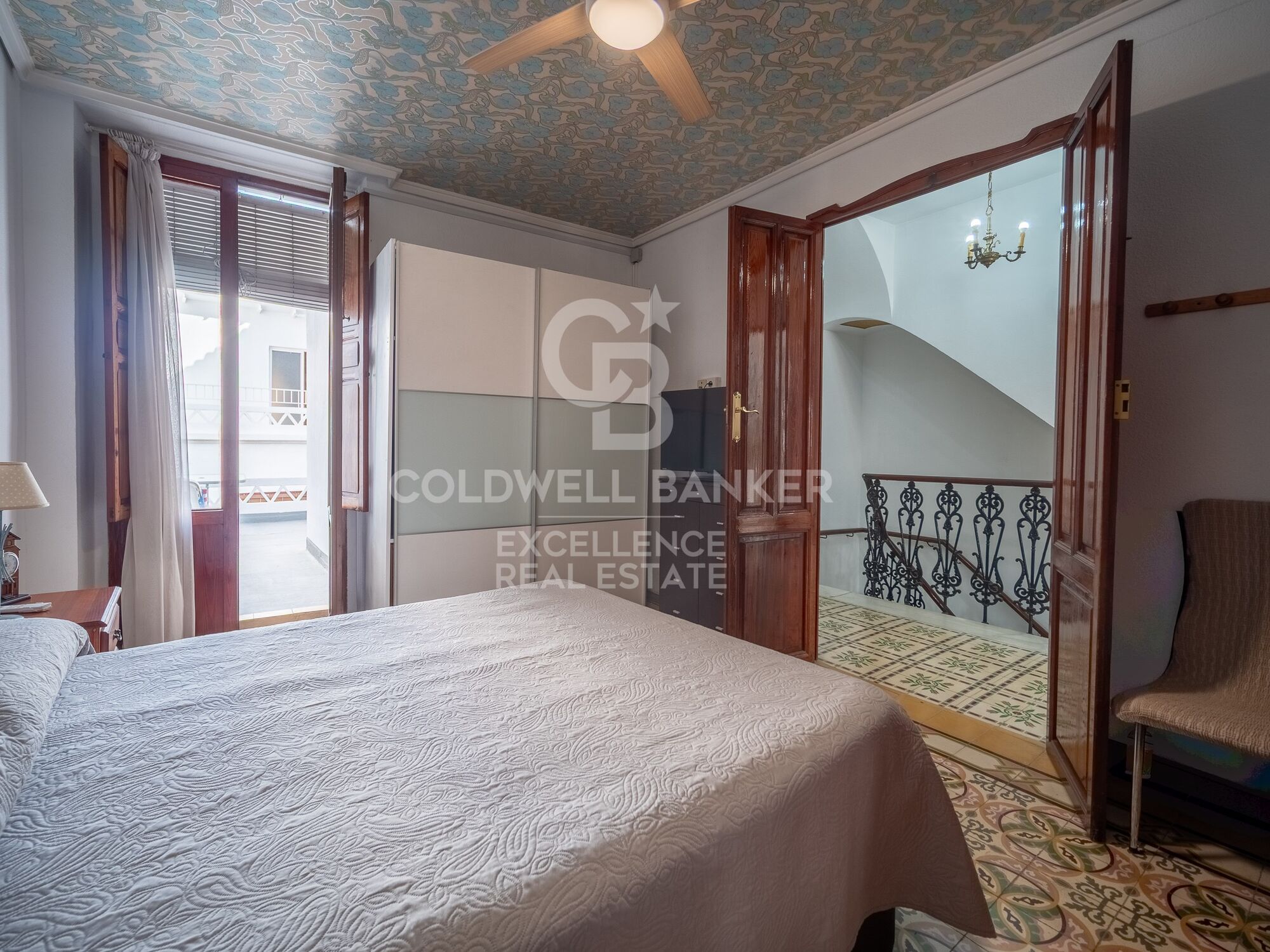 Majestuosa Casa de 506 m² con cochera, terrazas y posible conversión en 4 viviendas independientes en Oliva.