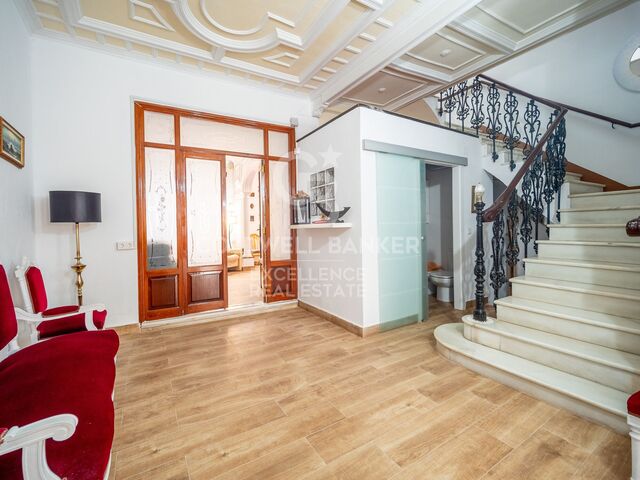 Majestic town house with large terraces in Oliva