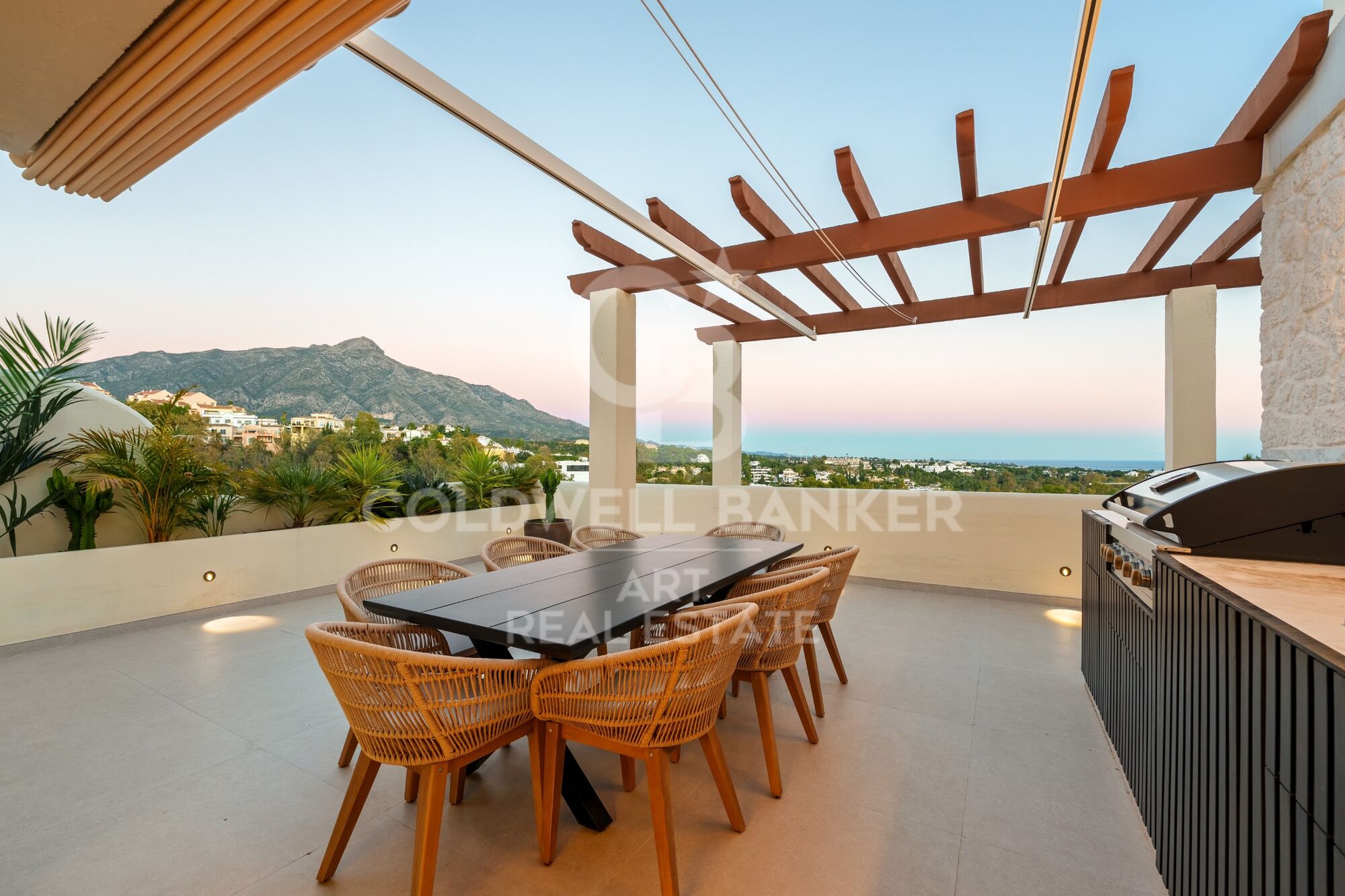 Luxuriöses Duplex-Penthouse mit Privatpool und Panoramablick auf das Meer in Nueva Andalucía, Marbella