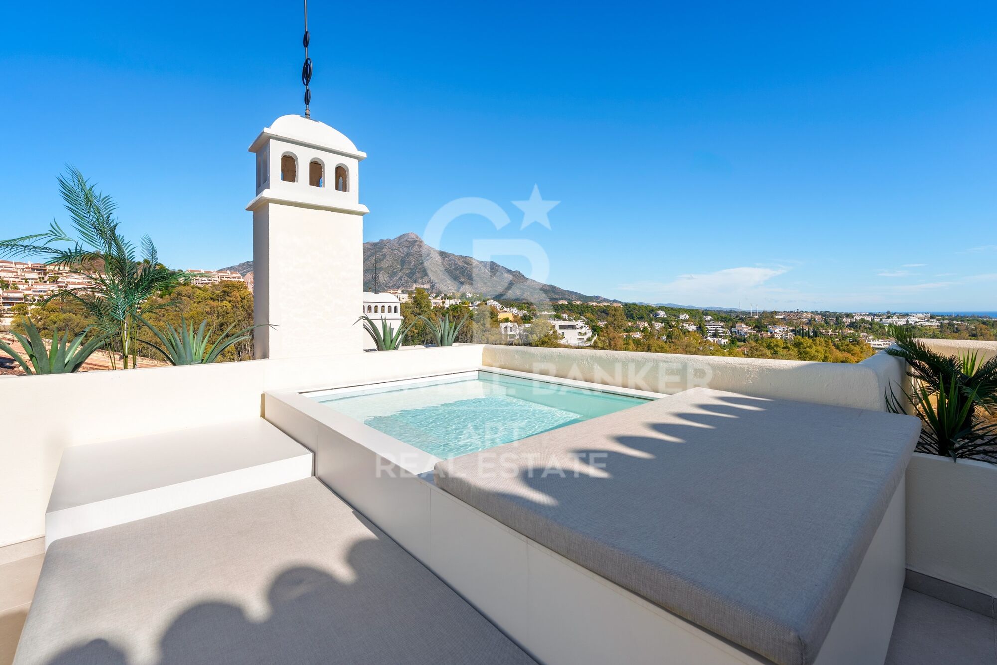 Luxuriöses Duplex-Penthouse mit Privatpool und Panoramablick auf das Meer in Nueva Andalucía, Marbella