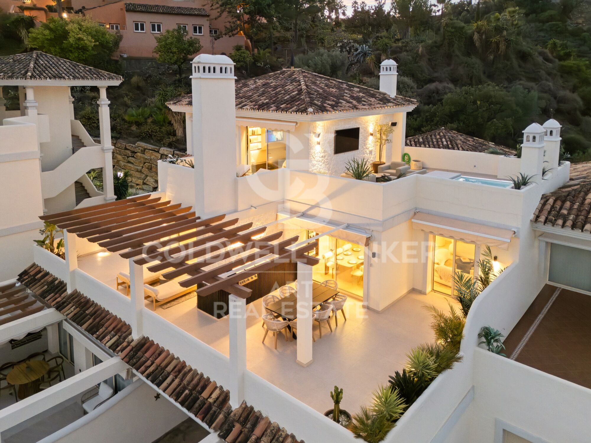 Luxuriöses Duplex-Penthouse mit Privatpool und Panoramablick auf das Meer in Nueva Andalucía, Marbella