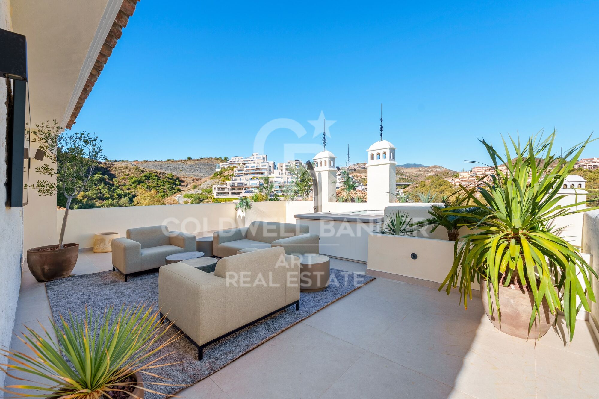 Penthouse Duplex de Luxe avec Piscine Privée et Vues Panoramiques sur la Mer à Nueva Andalucía, Marbella