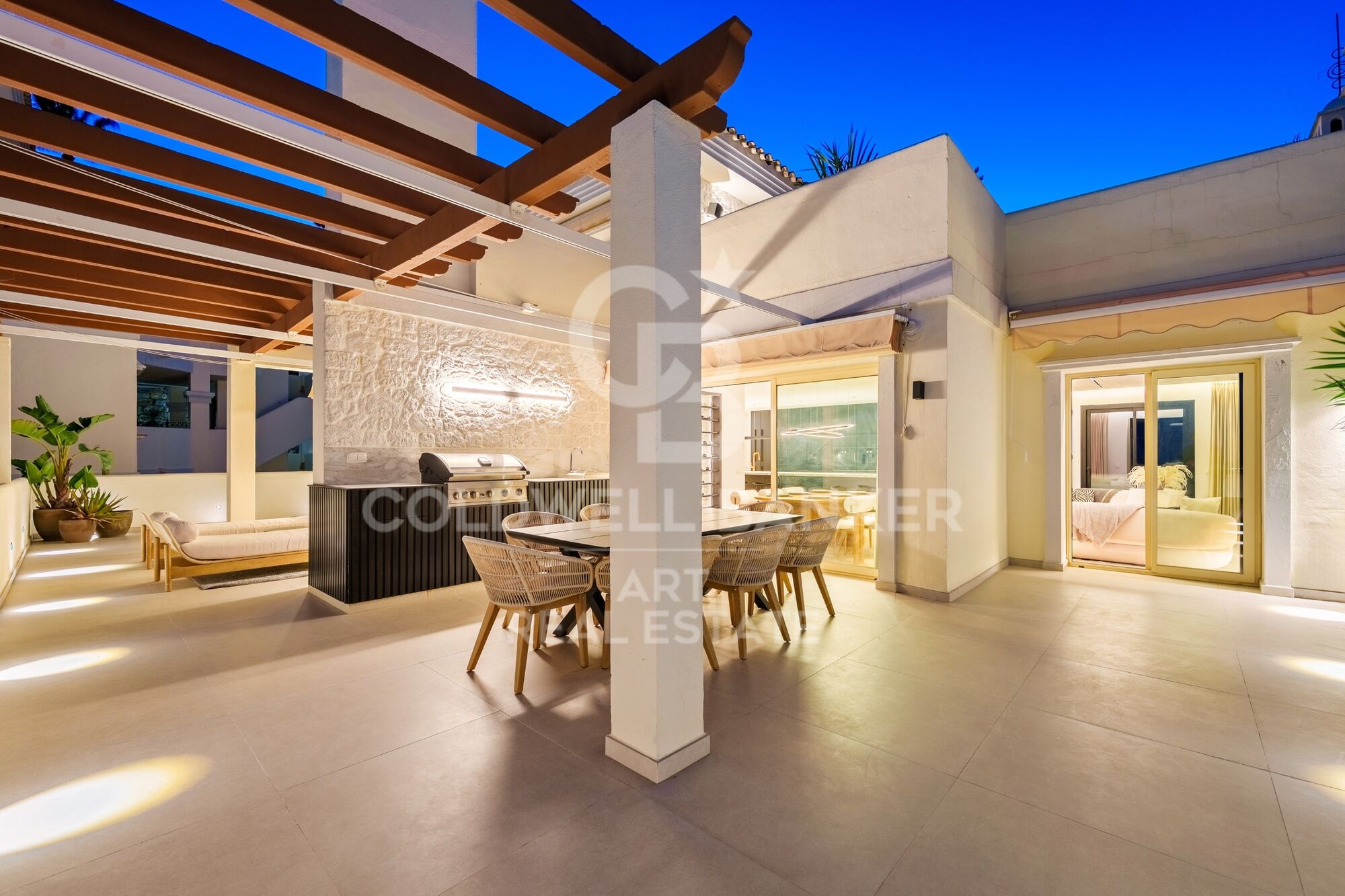 Penthouse Duplex de Luxe avec Piscine Privée et Vues Panoramiques sur la Mer à Nueva Andalucía, Marbella