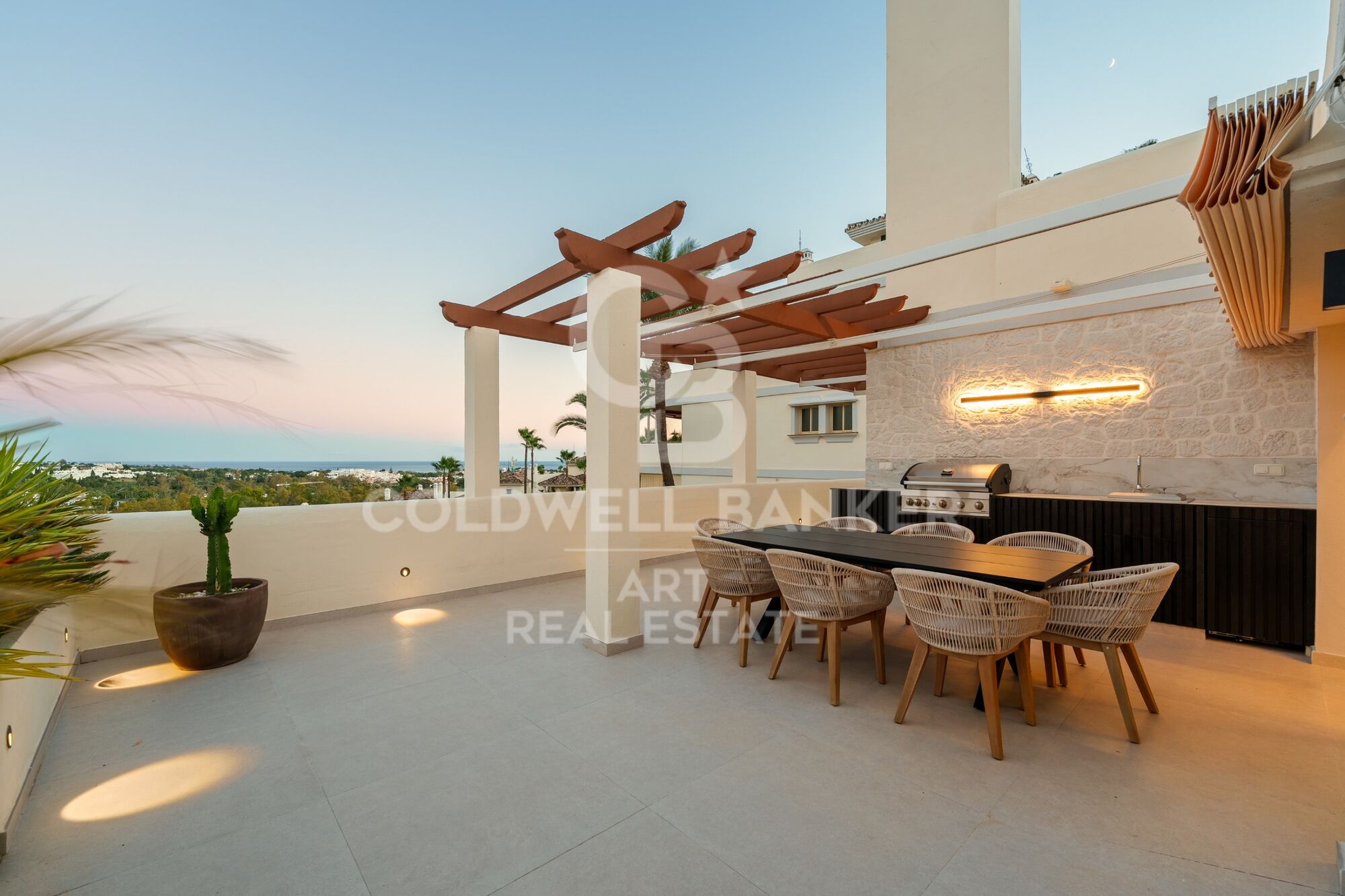 Luxuriöses Duplex-Penthouse mit Privatpool und Panoramablick auf das Meer in Nueva Andalucía, Marbella