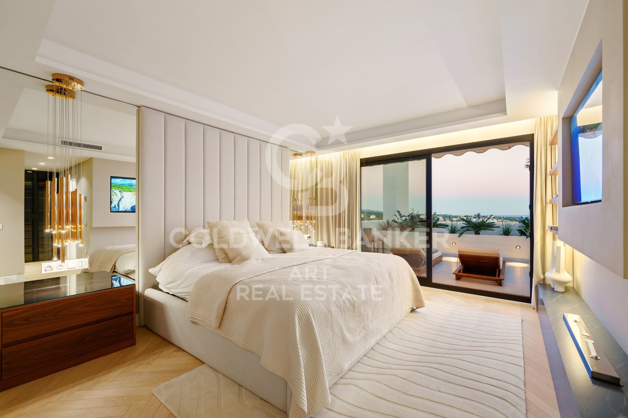 Luxuriöses Duplex-Penthouse mit Privatpool und Panoramablick auf das Meer in Nueva Andalucía, Marbella