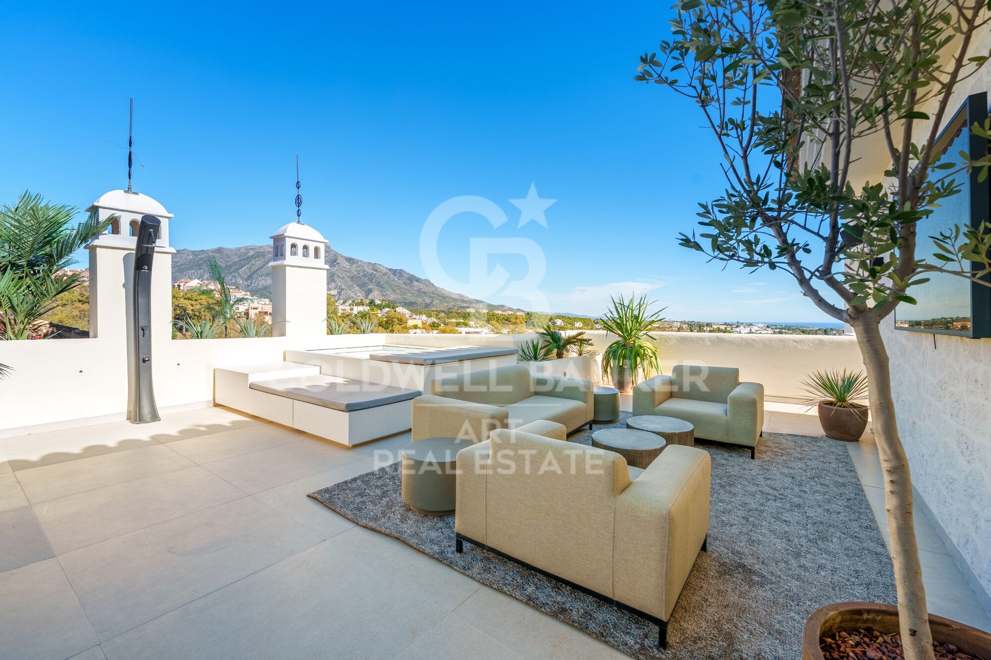 Luxuriöses Duplex-Penthouse mit Privatpool und Panoramablick auf das Meer in Nueva Andalucía, Marbella