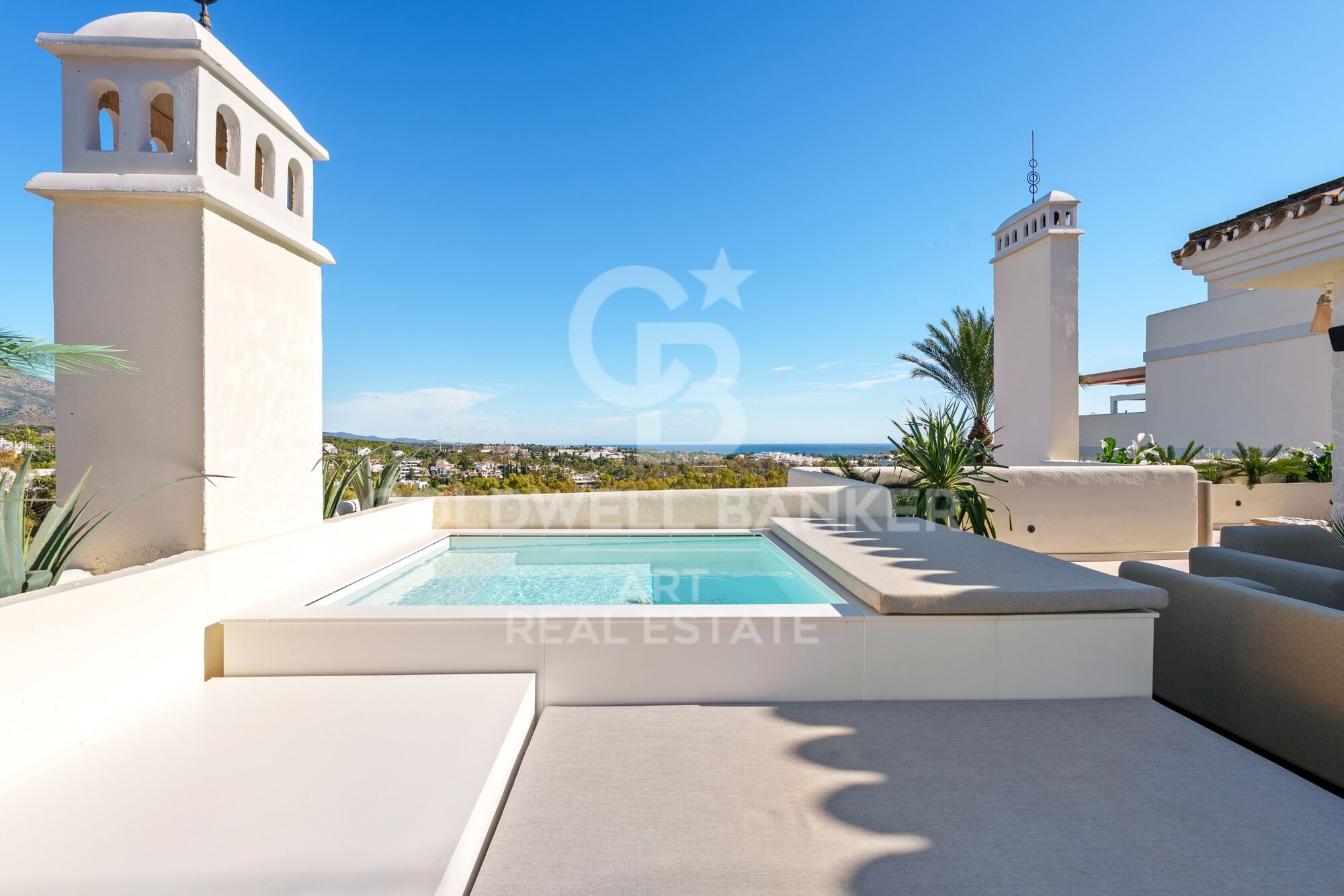 Luxuriöses Duplex-Penthouse mit Privatpool und Panoramablick auf das Meer in Nueva Andalucía, Marbella