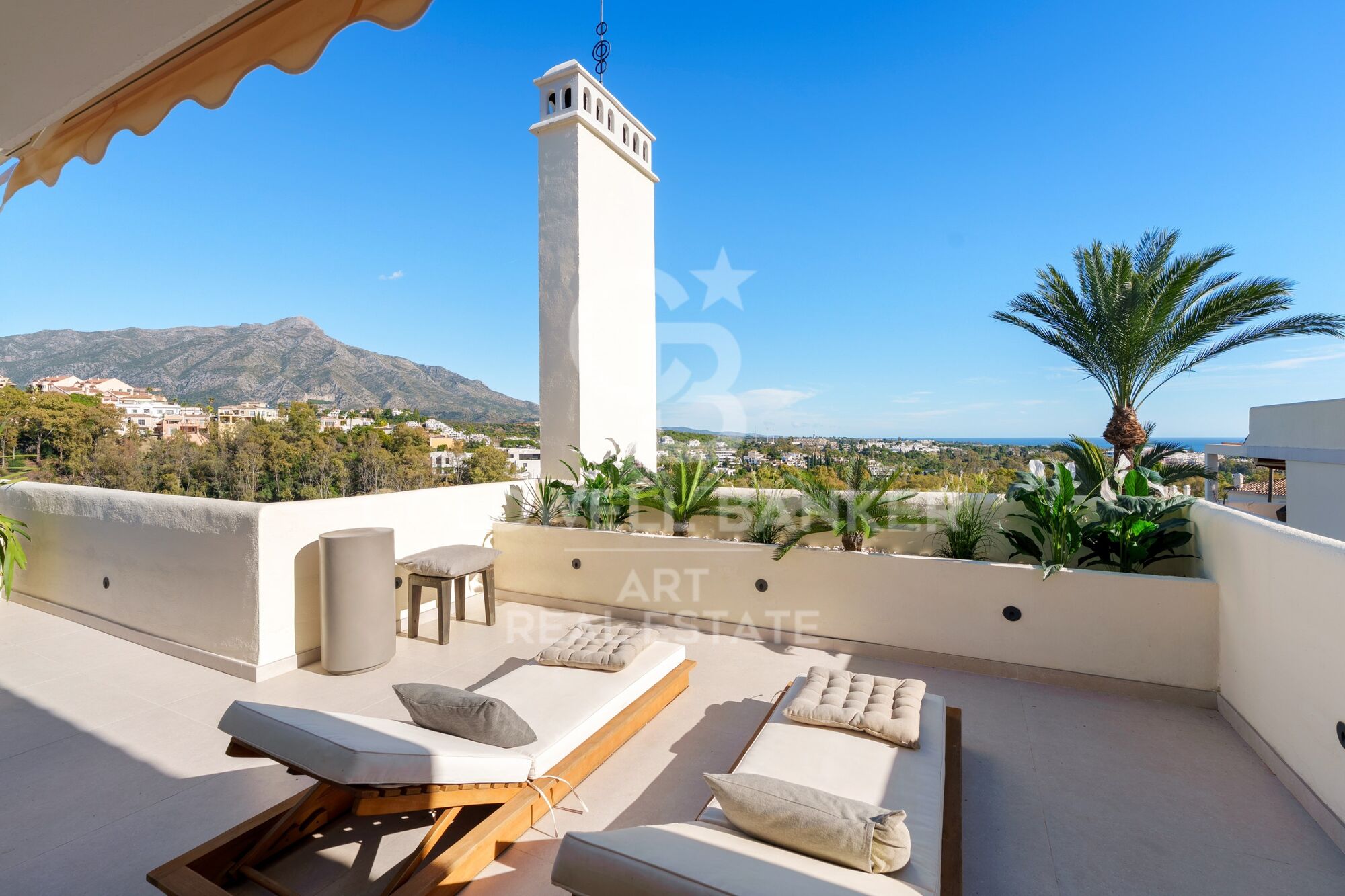 Luxuriöses Duplex-Penthouse mit Privatpool und Panoramablick auf das Meer in Nueva Andalucía, Marbella