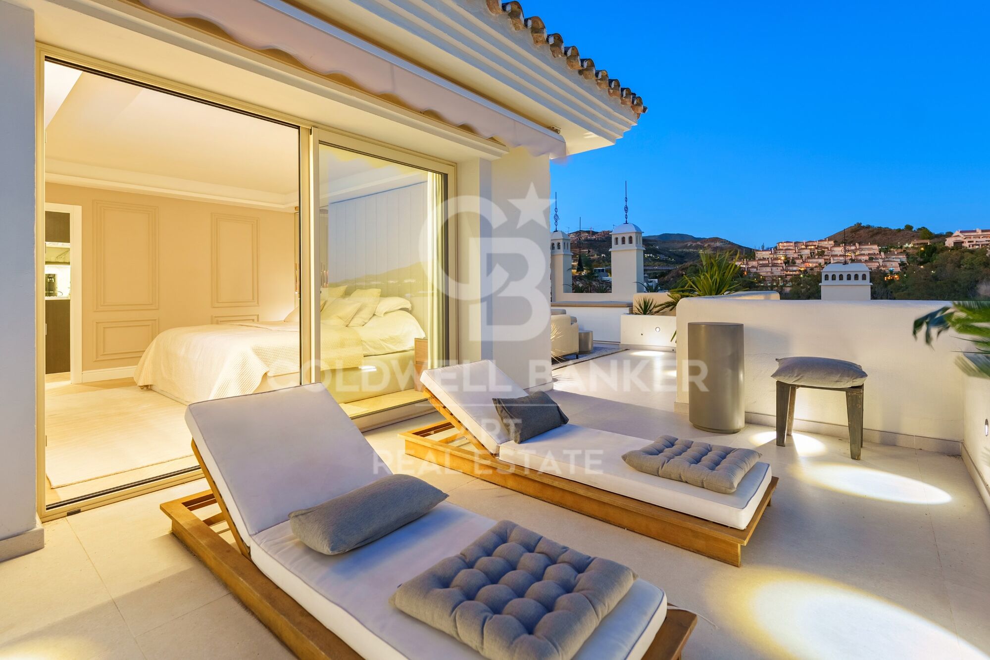 Luxuriöses Duplex-Penthouse mit Privatpool und Panoramablick auf das Meer in Nueva Andalucía, Marbella