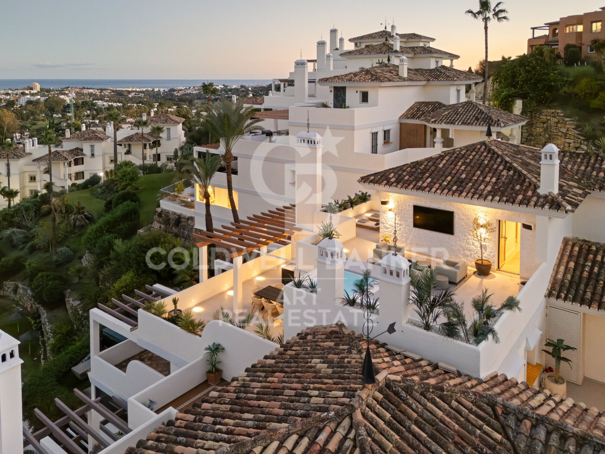 Luxuriöses Duplex-Penthouse mit Privatpool und Panoramablick auf das Meer in Nueva Andalucía, Marbella