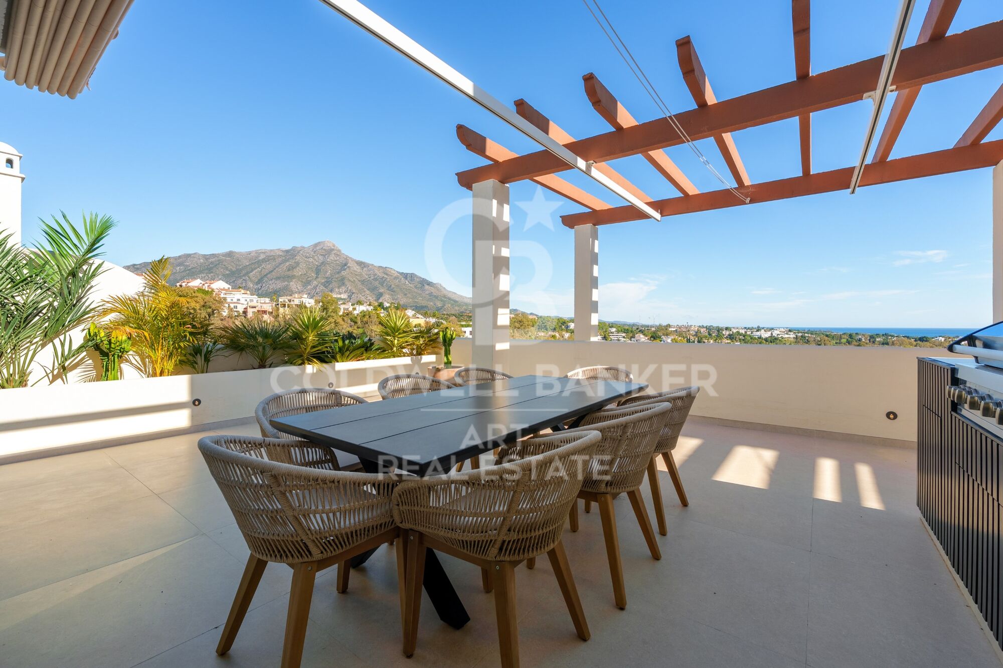 Luxuriöses Duplex-Penthouse mit Privatpool und Panoramablick auf das Meer in Nueva Andalucía, Marbella