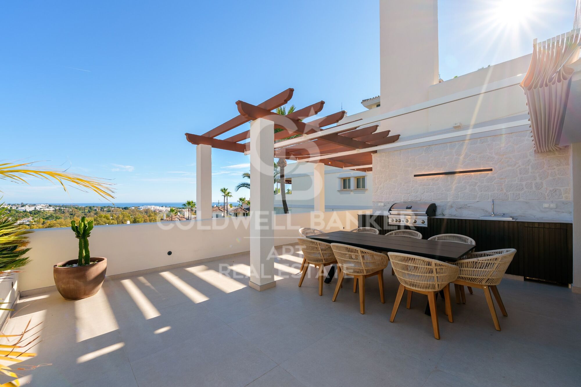 Luxuriöses Duplex-Penthouse mit Privatpool und Panoramablick auf das Meer in Nueva Andalucía, Marbella