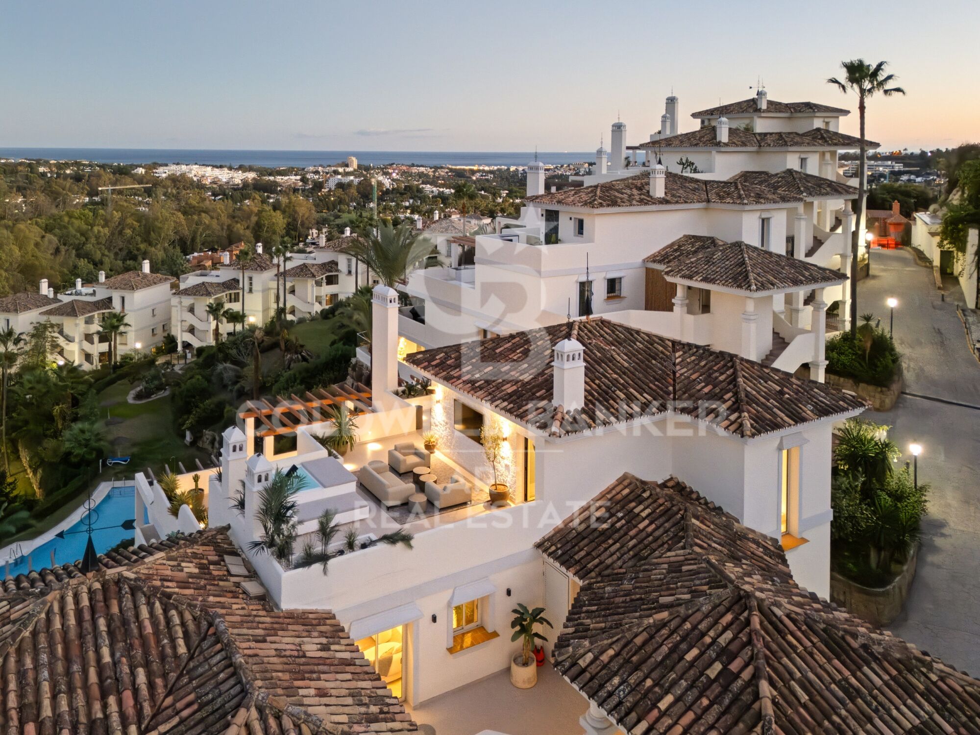 Penthouse Duplex de Luxe avec Piscine Privée et Vues Panoramiques sur la Mer à Nueva Andalucía, Marbella