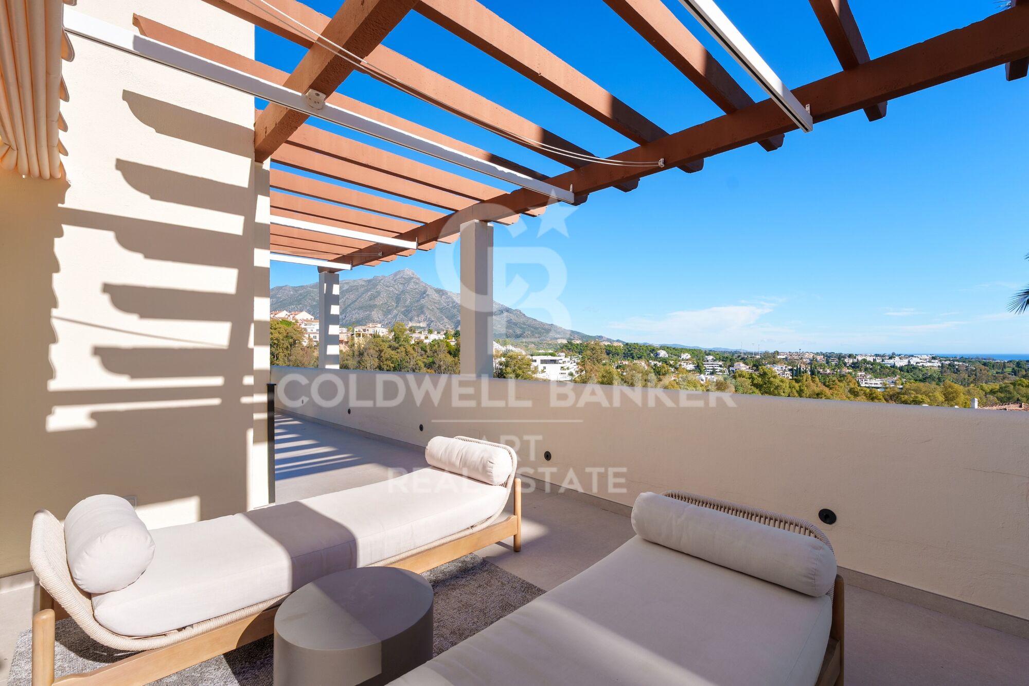 Ático Dúplex de Lujo con Piscina Privada y Vistas Panorámicas al Mar en Nueva Andalucía, Marbella