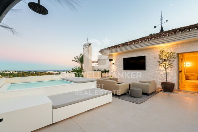 Luxuriöses Duplex-Penthouse mit Privatpool und Panoramablick auf das Meer in Nueva Andalucía, Marbella